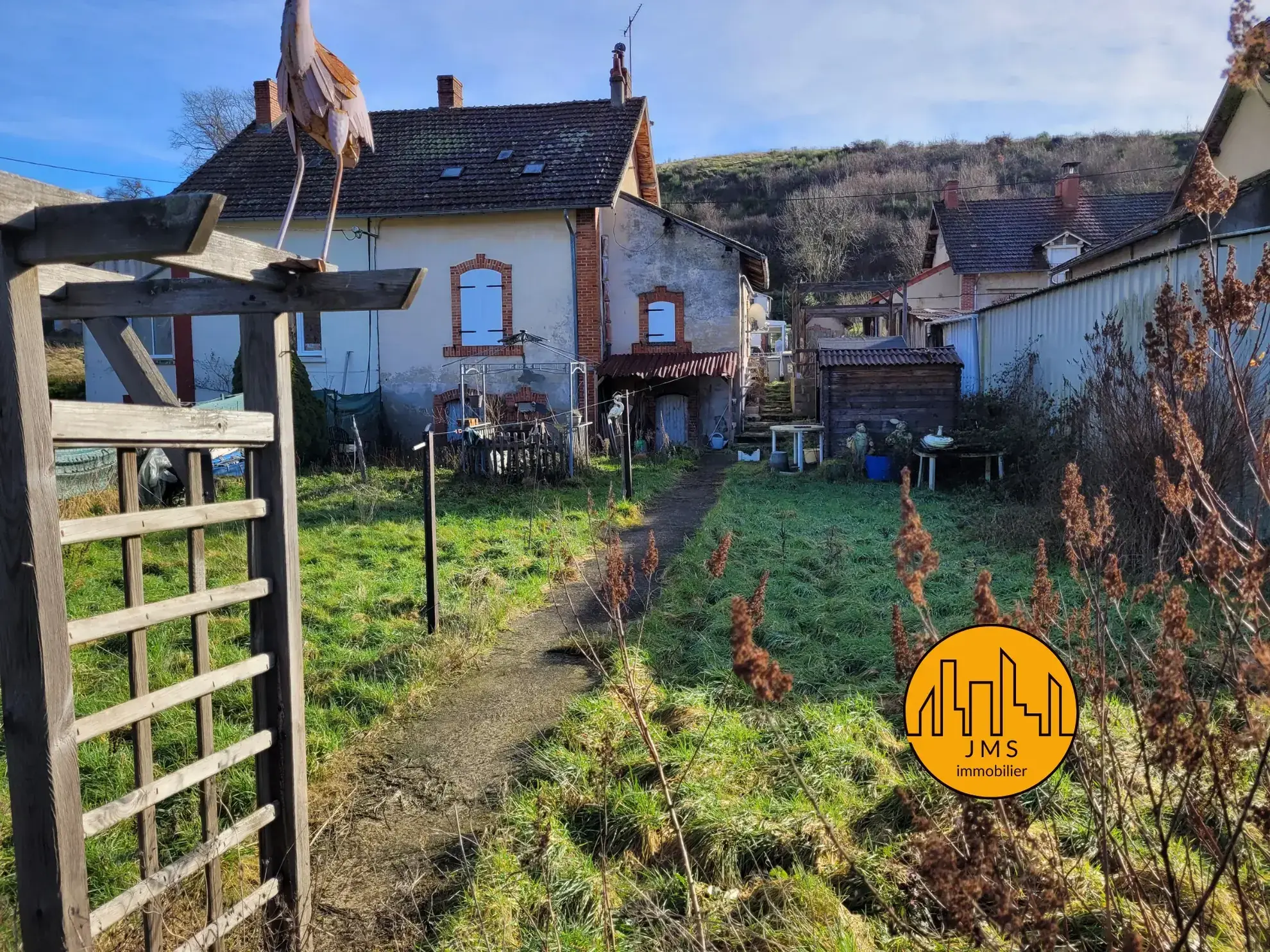 Maison mitoyenne avec jardin à Chatillon dans l'Allier – Potentiel à exploiter 