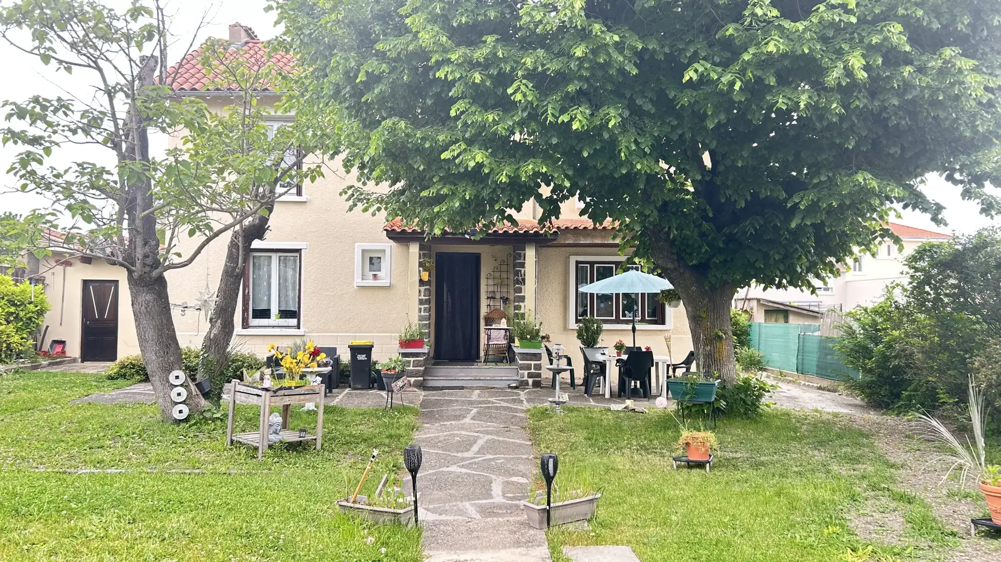 Maison à vendre de 120 m² avec garage et potentiel de rénovation à Pont du Château