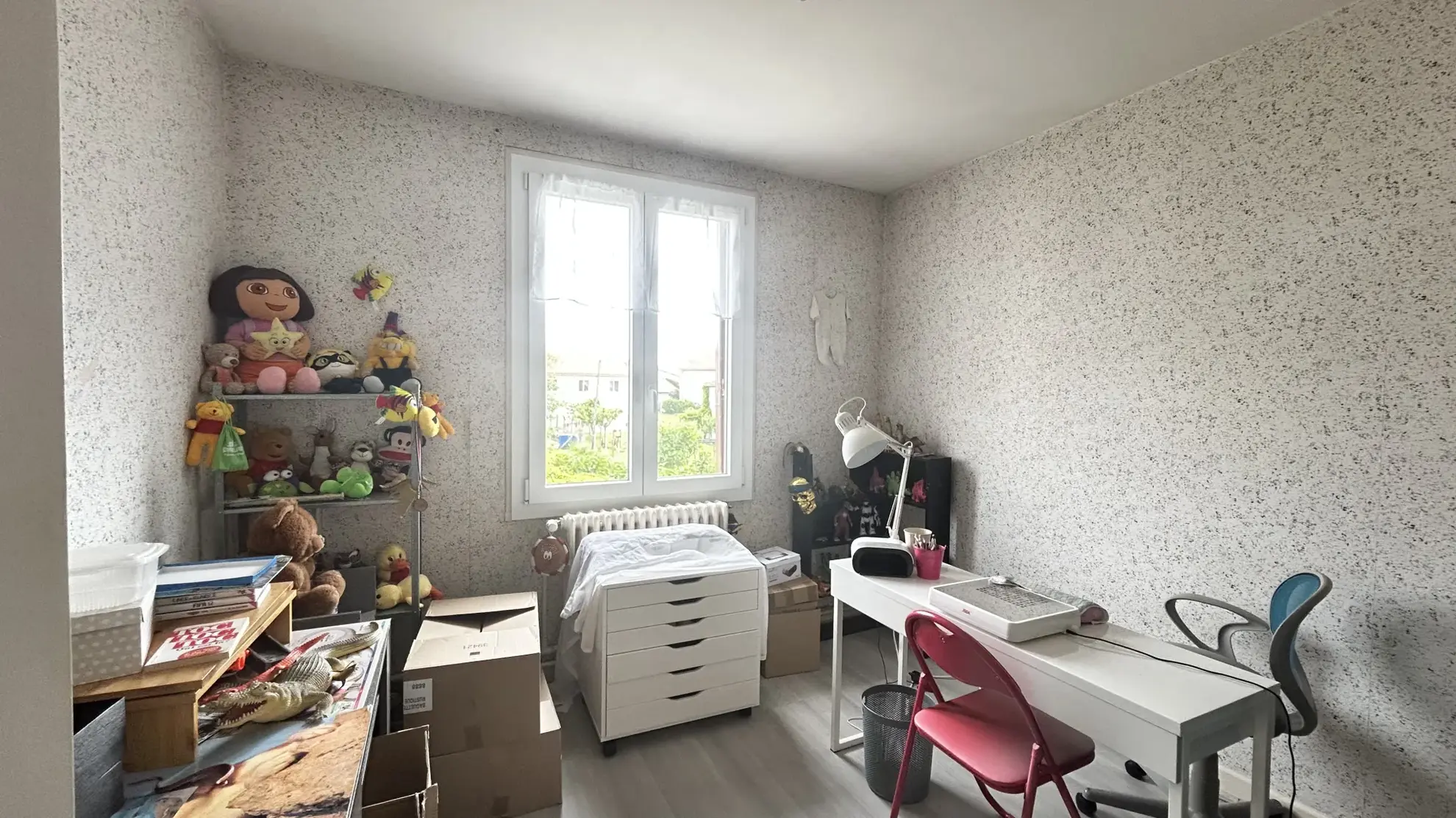 Maison à vendre de 120 m² avec garage et potentiel de rénovation à Pont du Château 