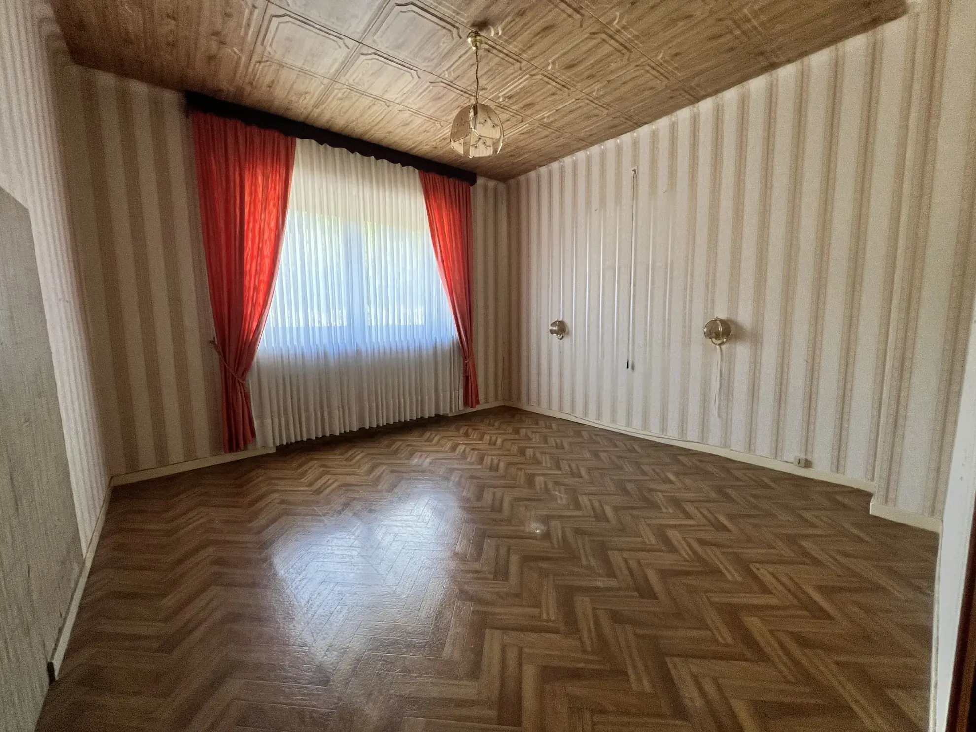 Maison individuelle à vendre à Berviller-en-Moselle avec sous-sol, terrasse et terrain spacieux 