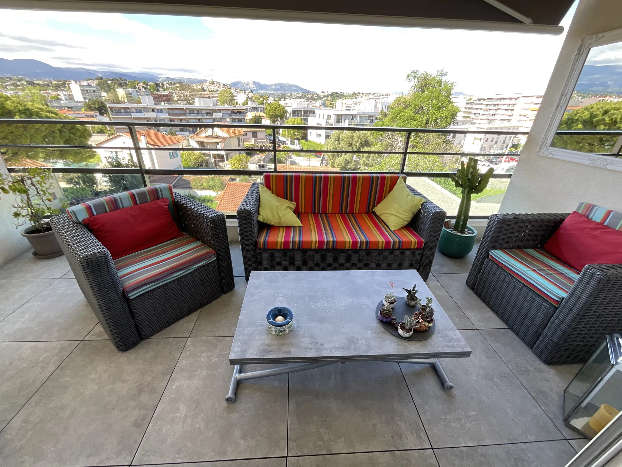 Appartement T2 récent avec terrasse à Cagnes-sur-Mer près de la mer 