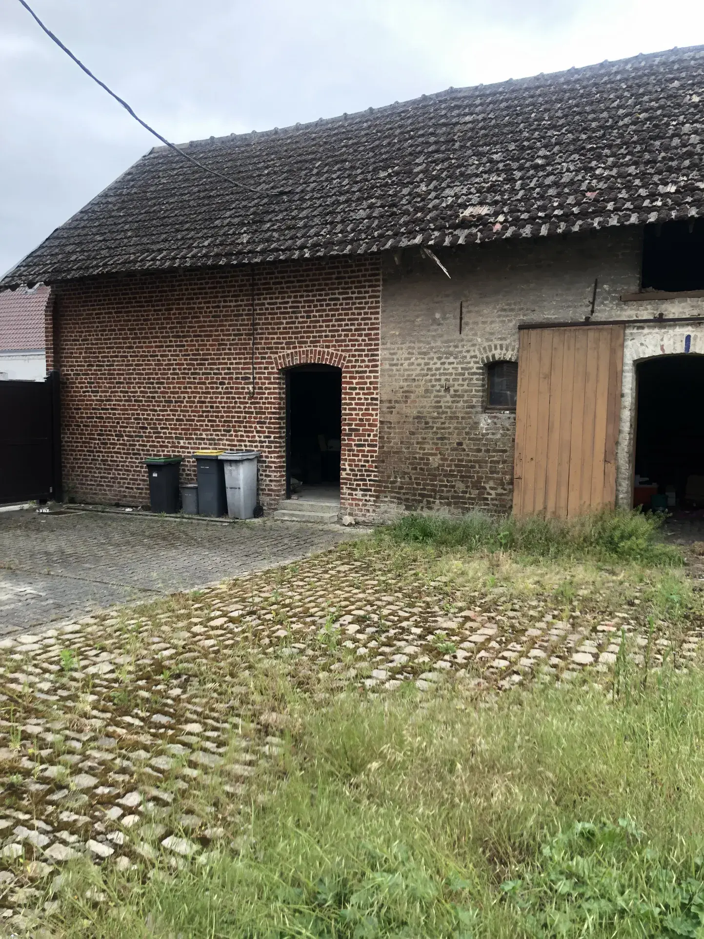 Corps de ferme à vendre à Gouy sous Bellonne, belles volumes et potentiel 