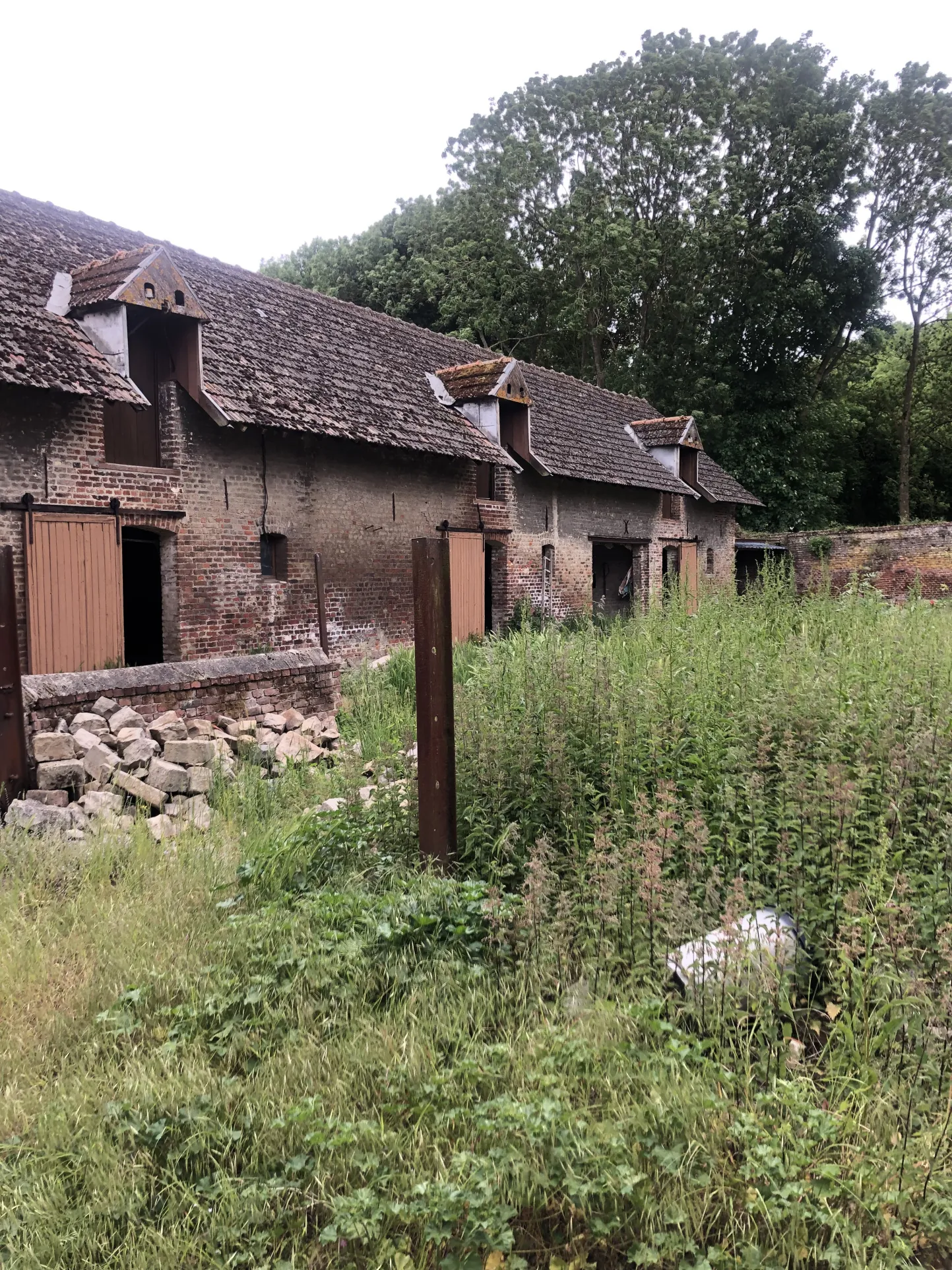 Corps de ferme à vendre à Gouy sous Bellonne, belles volumes et potentiel 