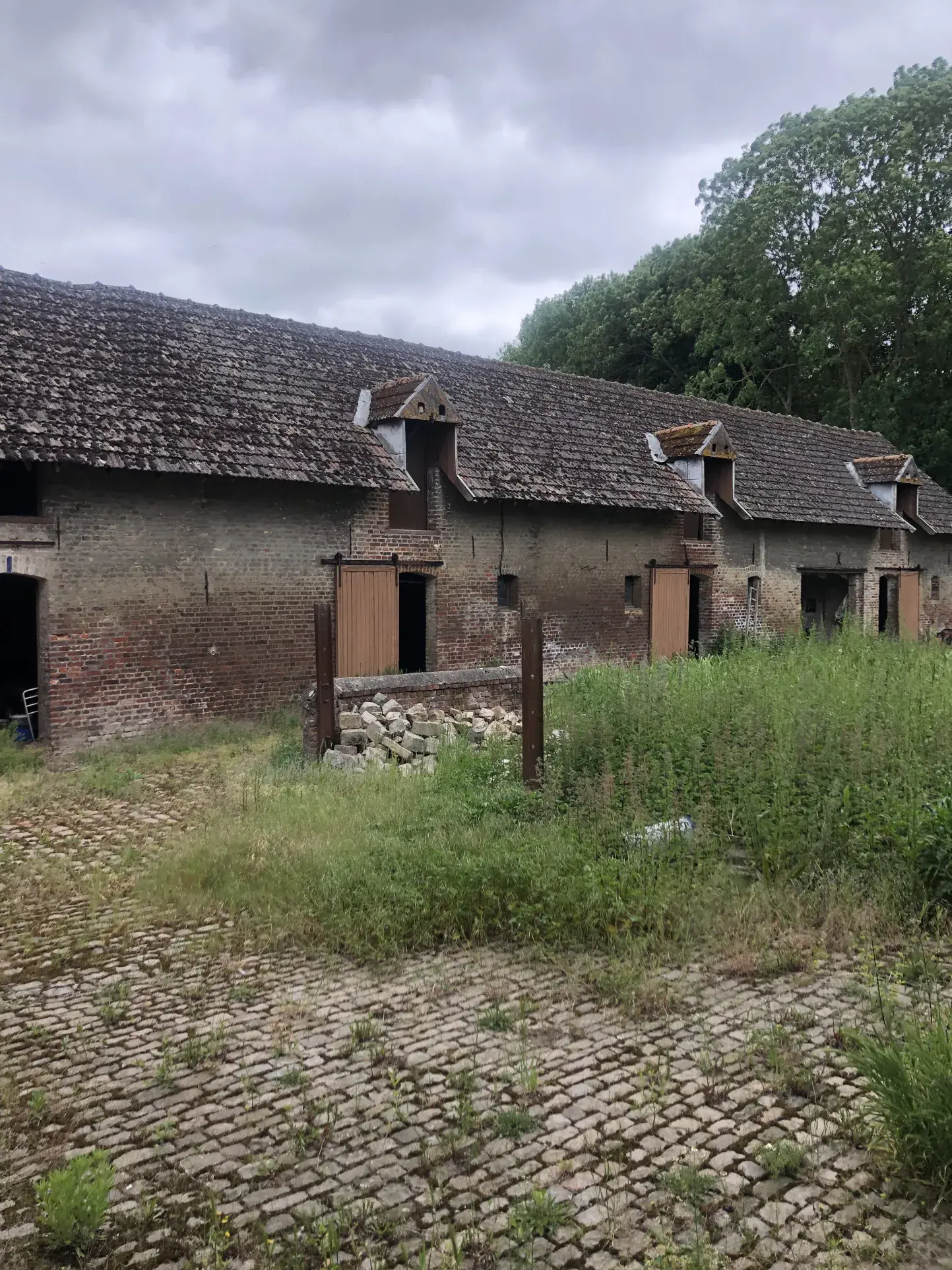 Corps de ferme à vendre à Gouy sous Bellonne, belles volumes et potentiel 