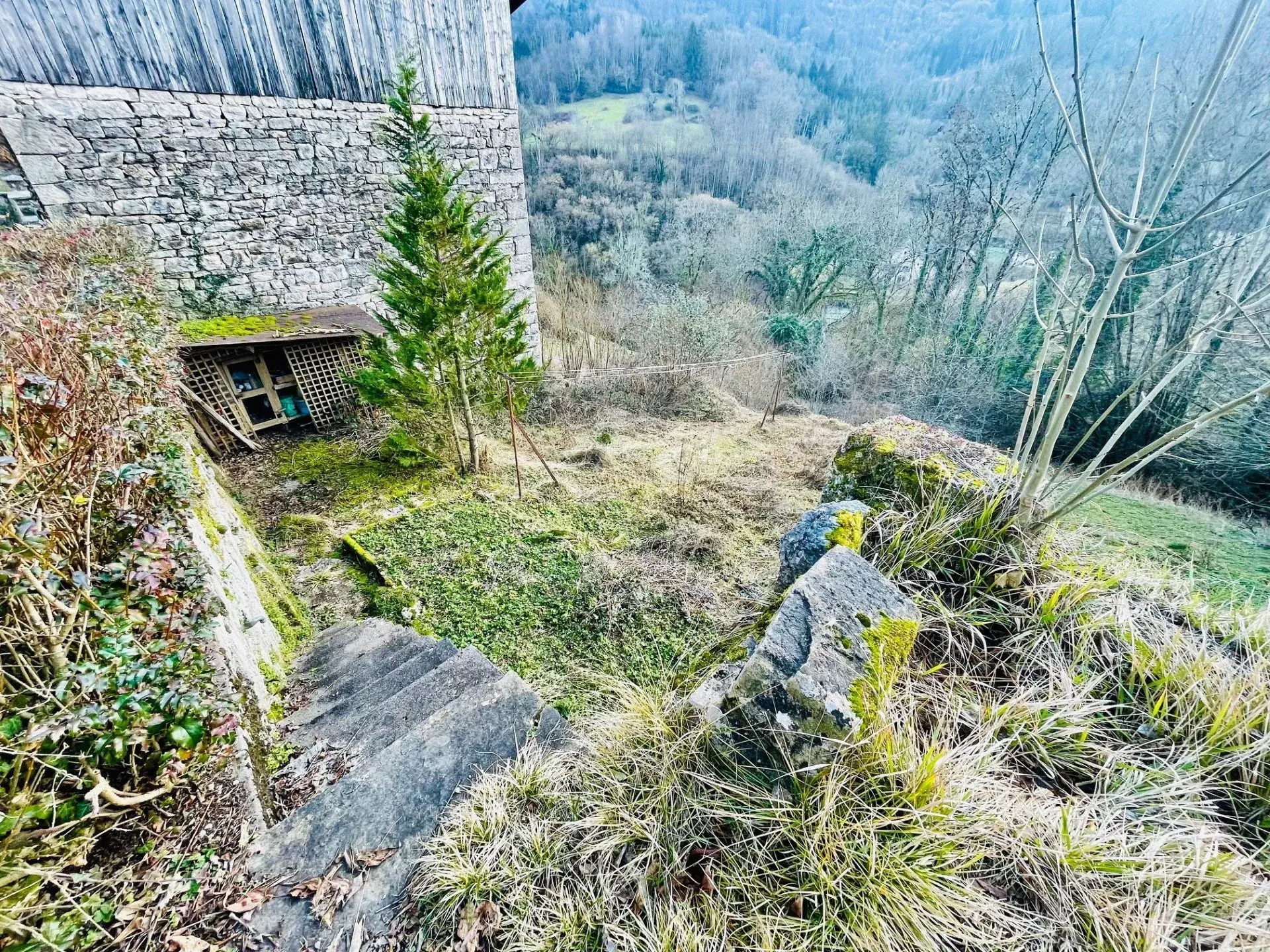 Terrain constructible de 450 m2 à Mouthier-Haute-Pierre avec vue imprenable 