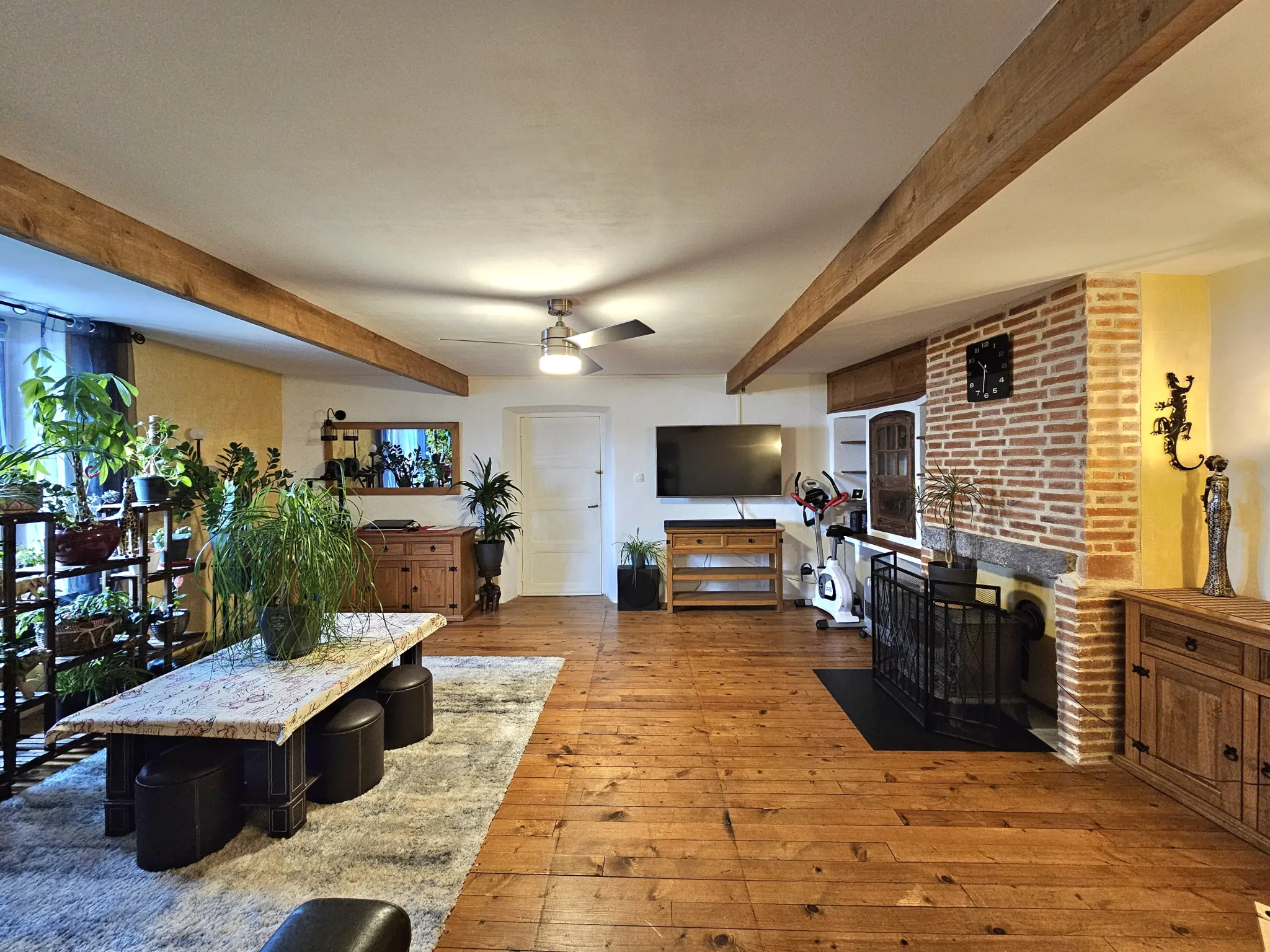 Maison de charme de 200 m² avec dépendances et vue sur le pic d'Ysson à Chidrac