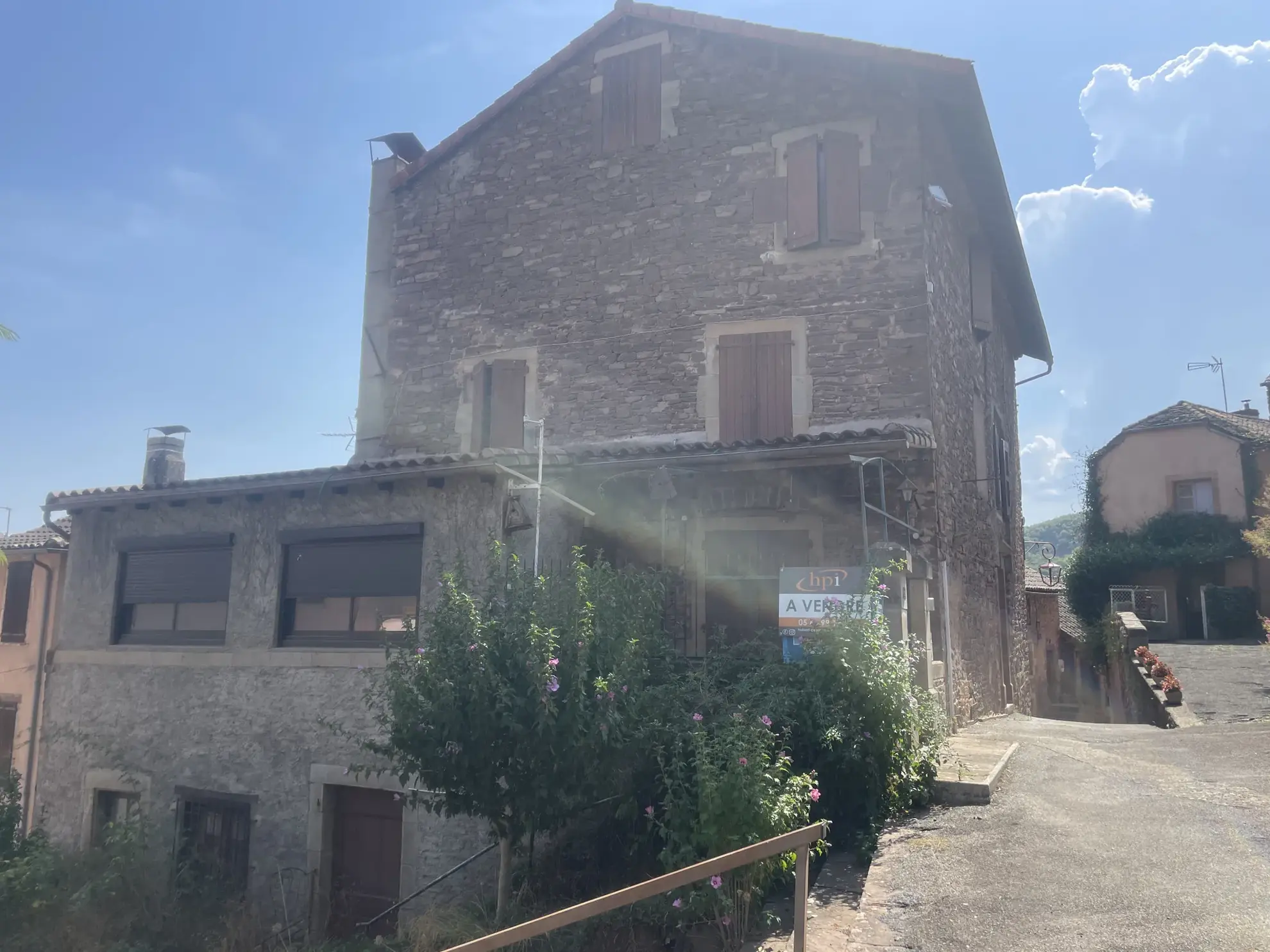 Maison en pierre de 152 m² à Saint Izaire avec terrasse et potentiel d'agrandissement 