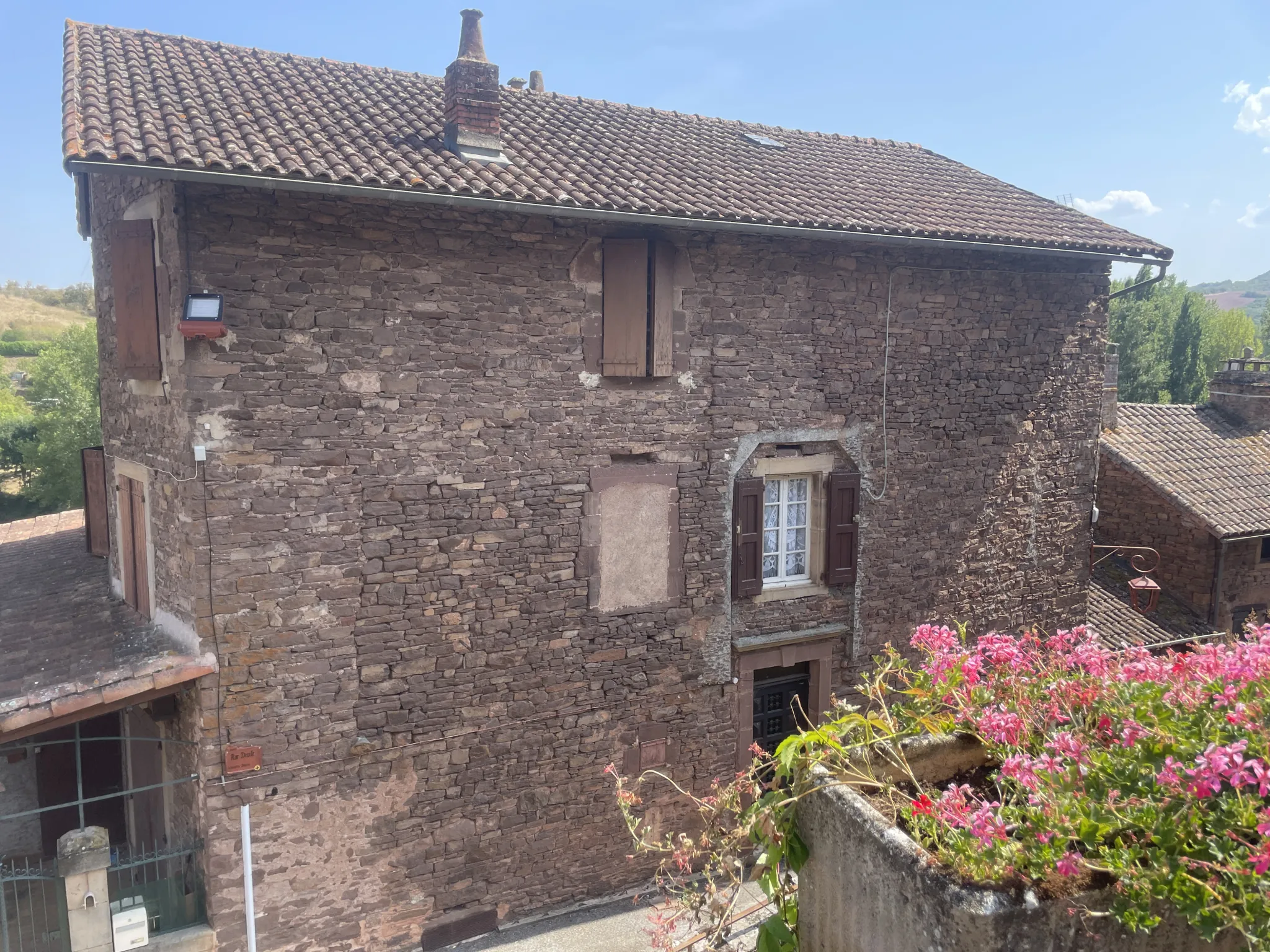 Maison en pierre de 152 m² à Saint Izaire avec terrasse et potentiel d'agrandissement 