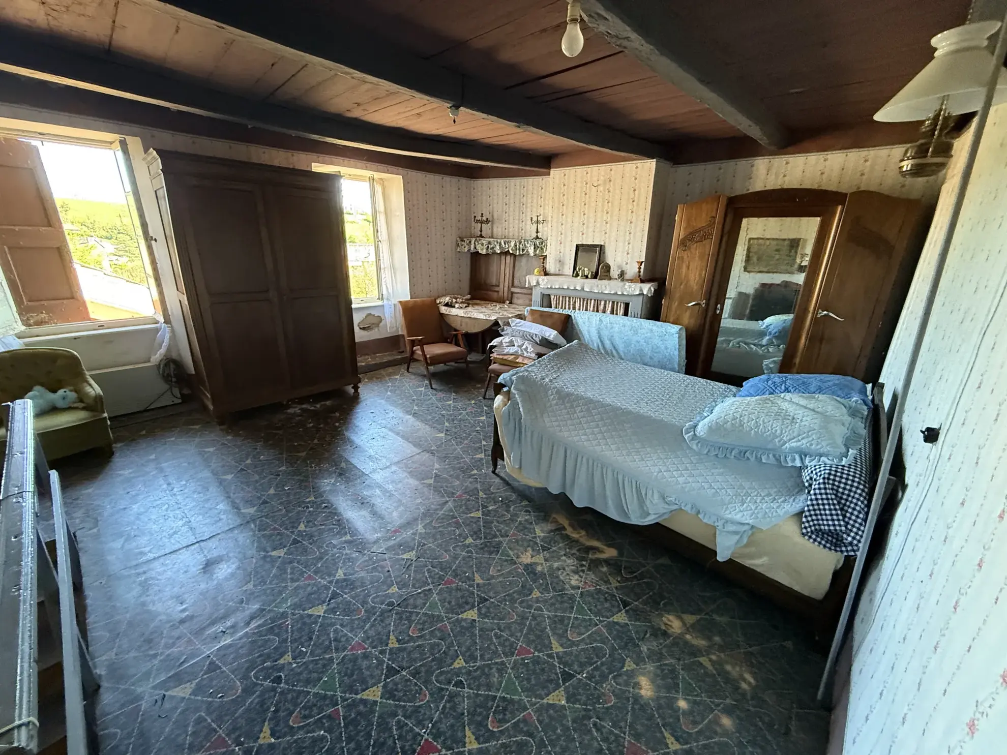 Maison en pierre de 152 m² à Saint Izaire avec terrasse et potentiel d'agrandissement 