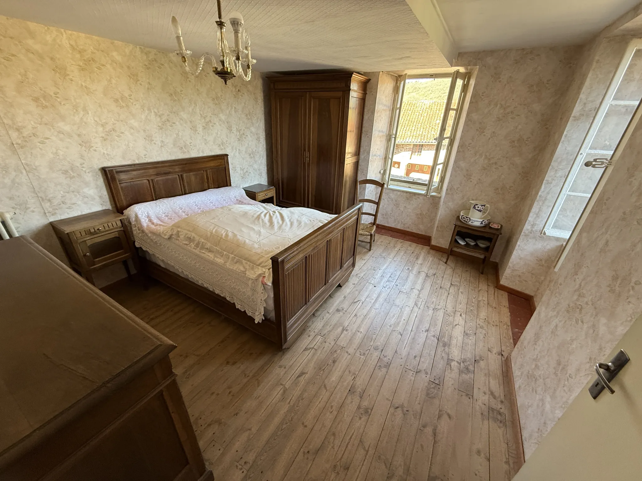 Maison en pierre de 152 m² à Saint Izaire avec terrasse et potentiel d'agrandissement 