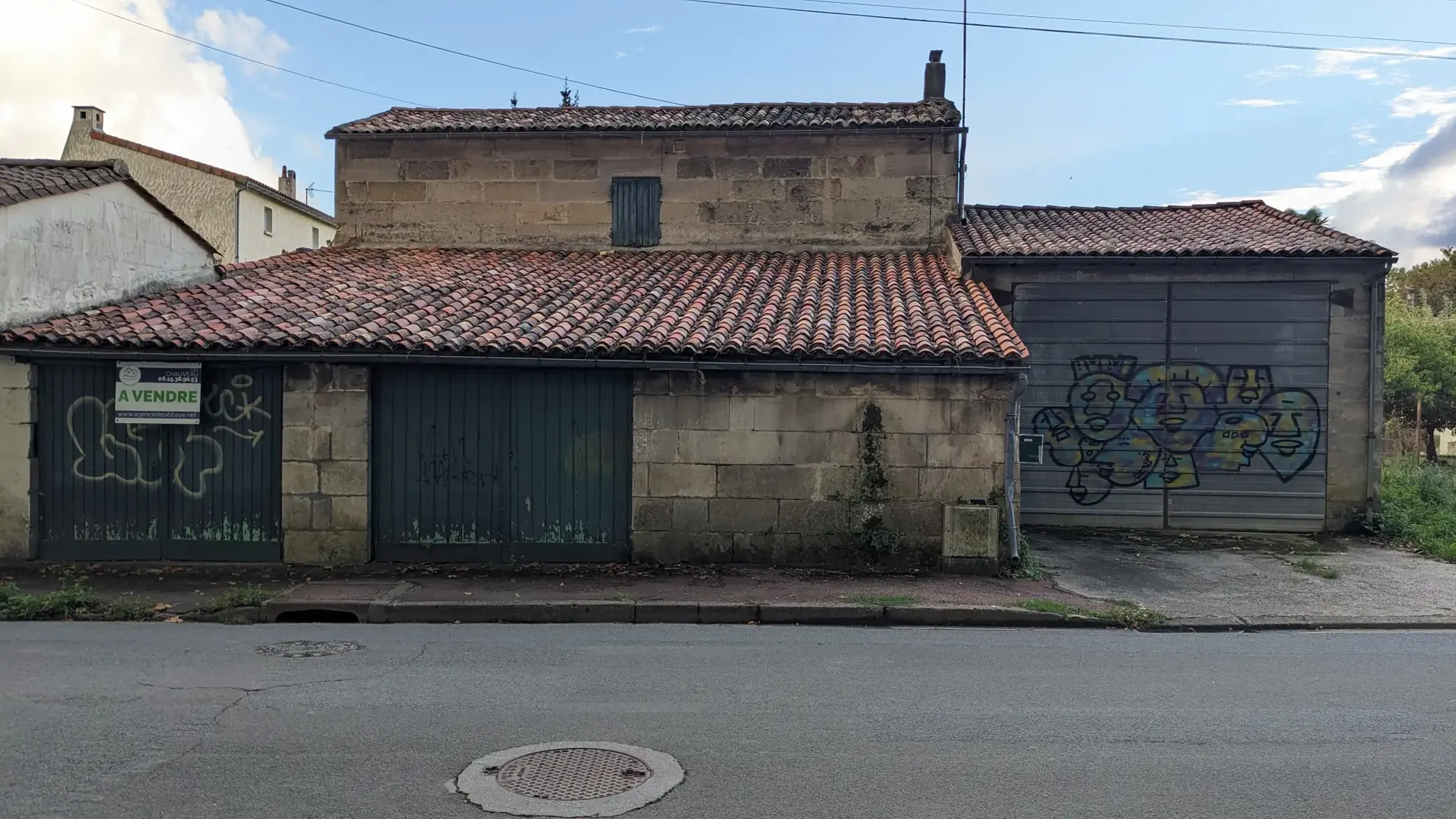 Ensemble immobilier à vendre à Saintes avec maison, jardin et garages - Opportunité rare 