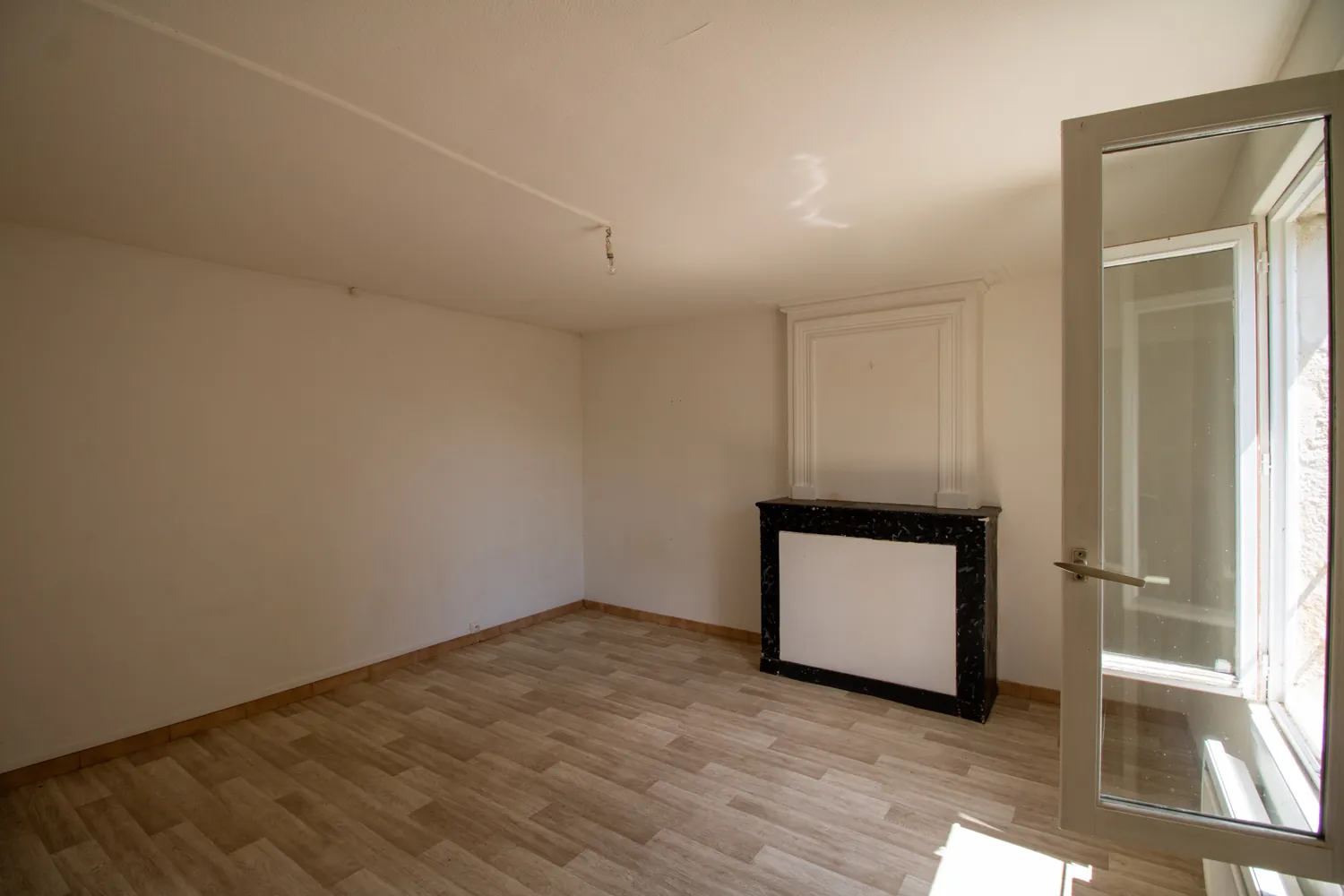 Ensemble immobilier à vendre à Saintes avec maison, jardin et garages - Opportunité rare 