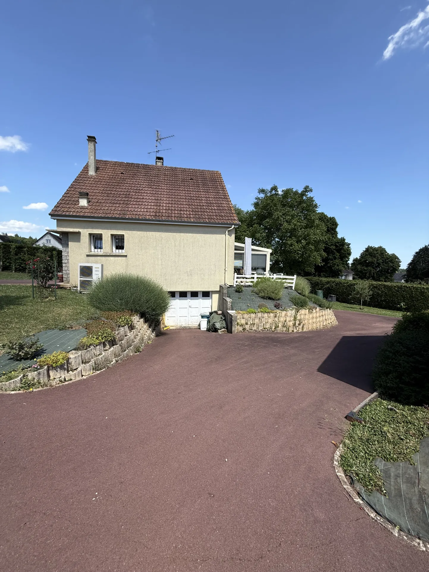 Maison familiale avec studio indépendant à vendre à Écouves 