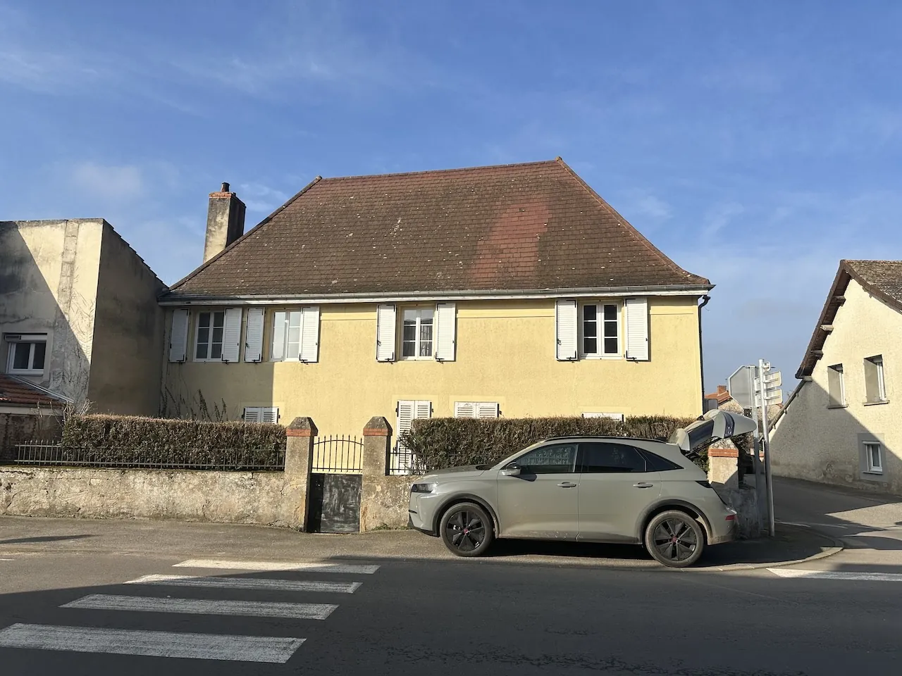 Maison de village à Chambilly avec 4 chambres, jardin et garage - À vendre