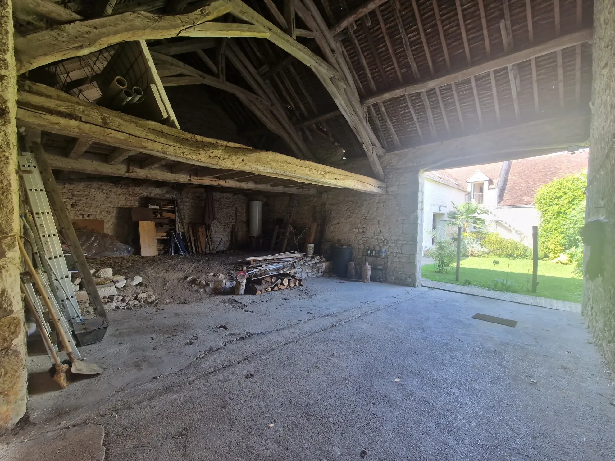 Maison charmante avec jardin et dépendances à Charmoy - 167 m² 