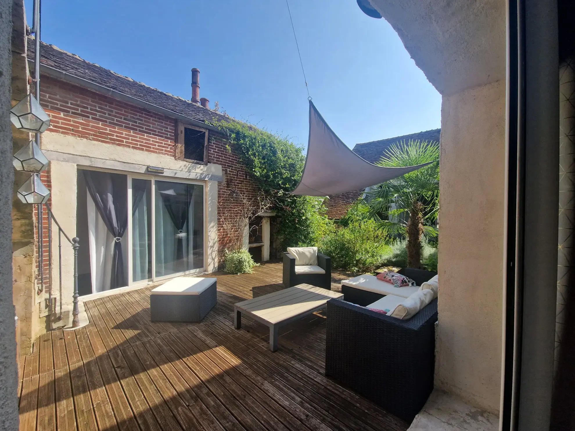 Maison charmante avec jardin et dépendances à Charmoy - 167 m² 