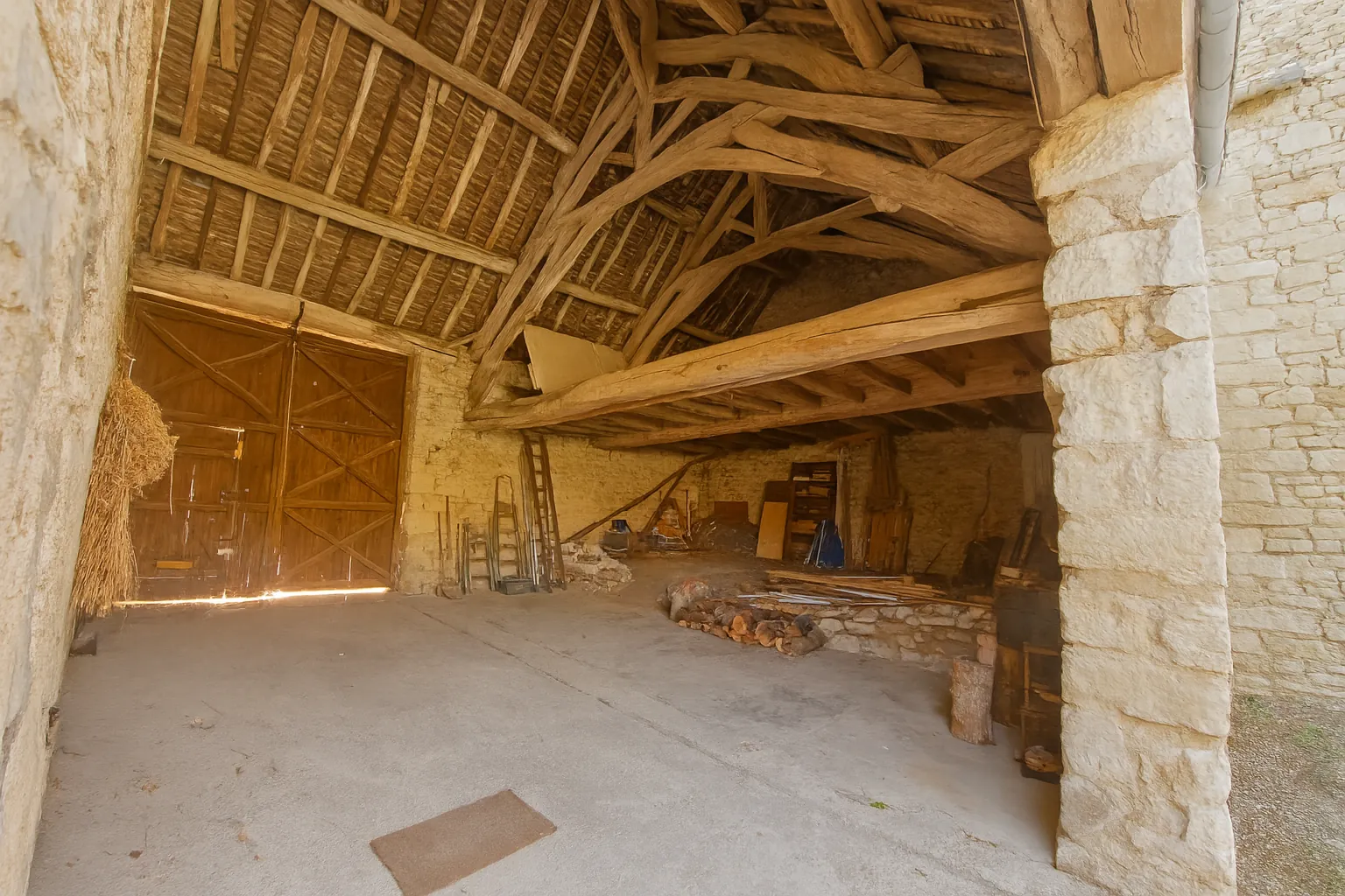 Maison charmante avec jardin et dépendances à Charmoy - 167 m² 