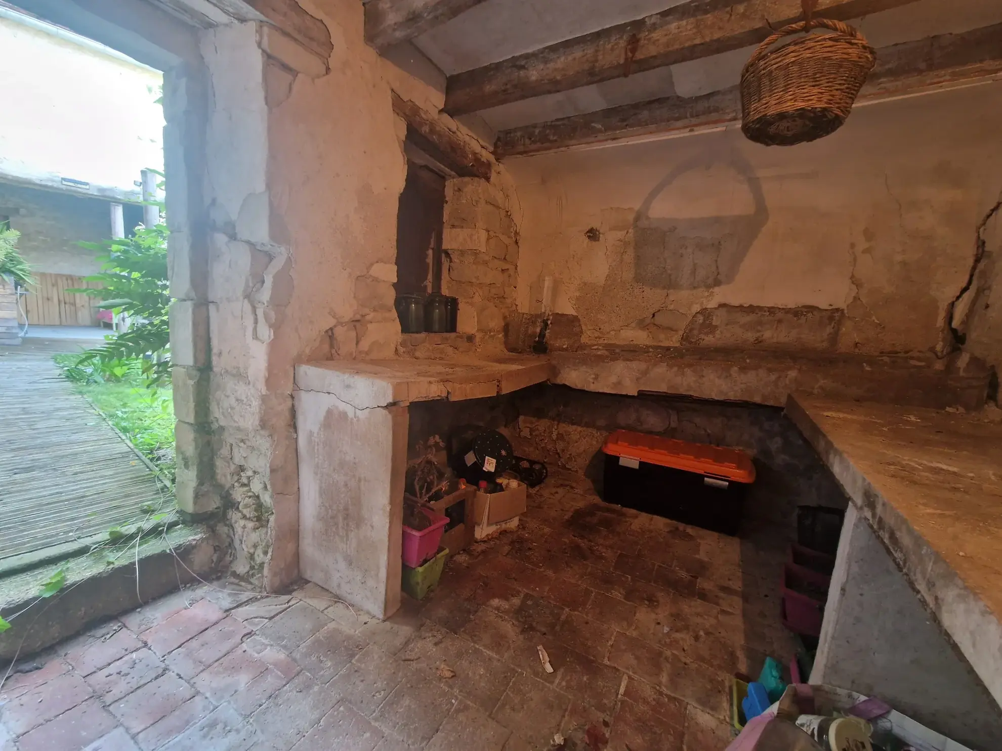 Maison charmante avec jardin et dépendances à Charmoy - 167 m² 