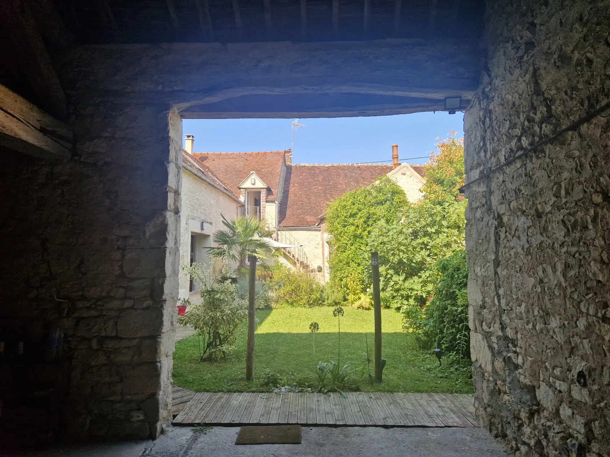 Maison charmante avec jardin et dépendances à Charmoy - 167 m² 