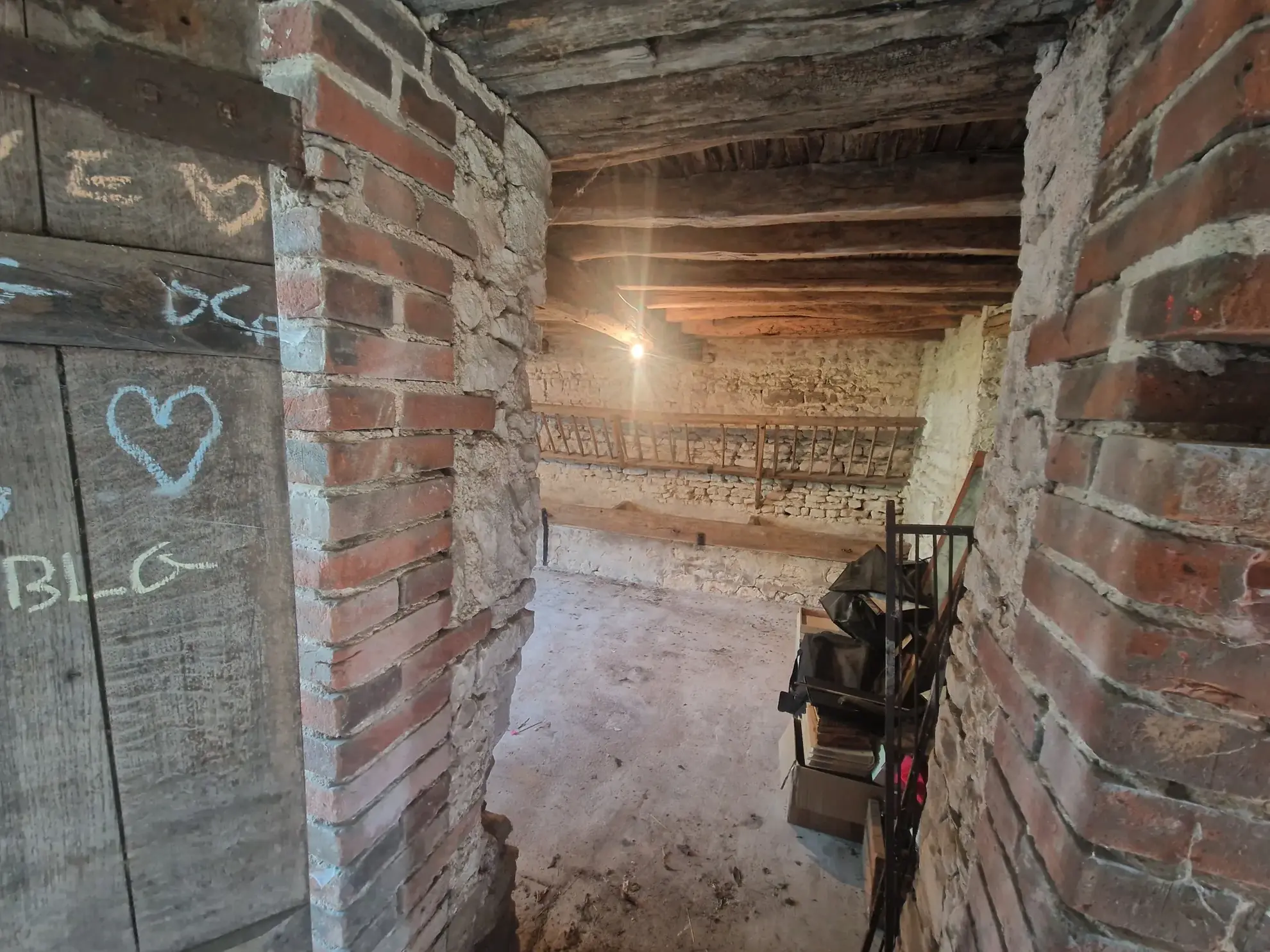 Maison charmante avec jardin et dépendances à Charmoy - 167 m² 