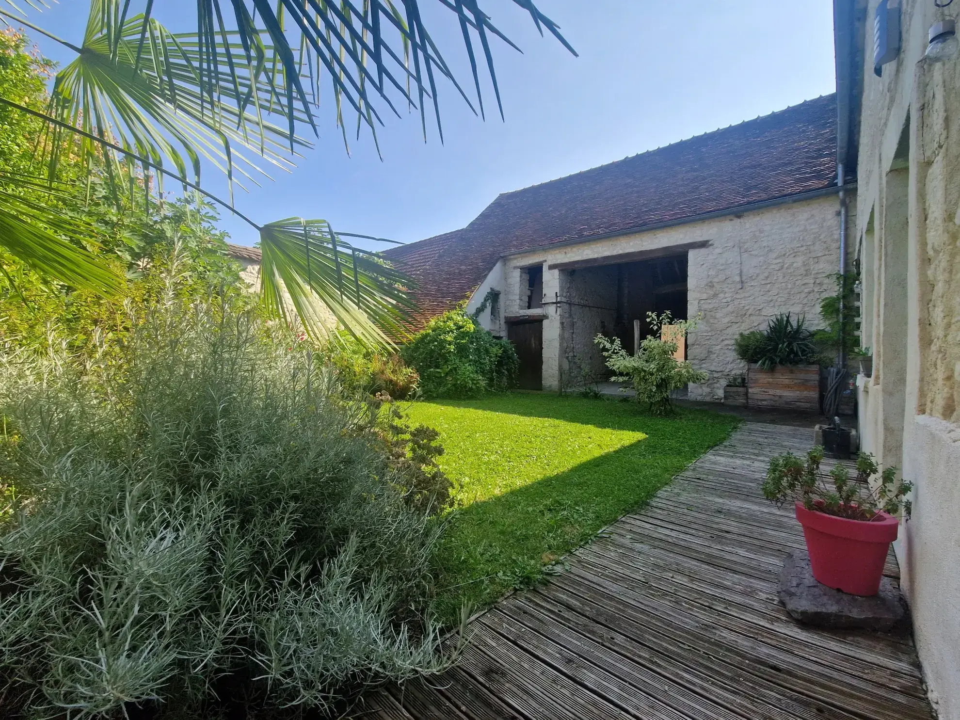 Maison charmante avec jardin et dépendances à Charmoy - 167 m² 