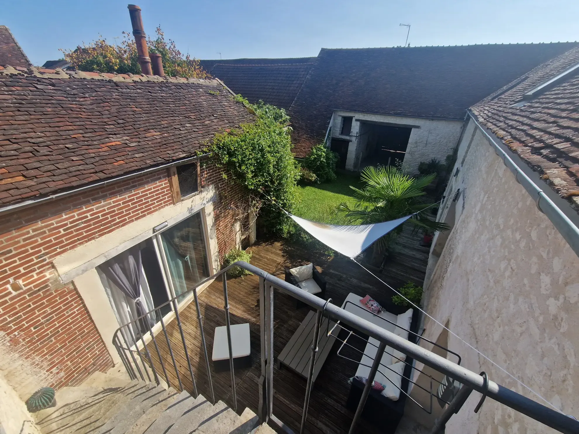 Maison charmante avec jardin et dépendances à Charmoy - 167 m² 