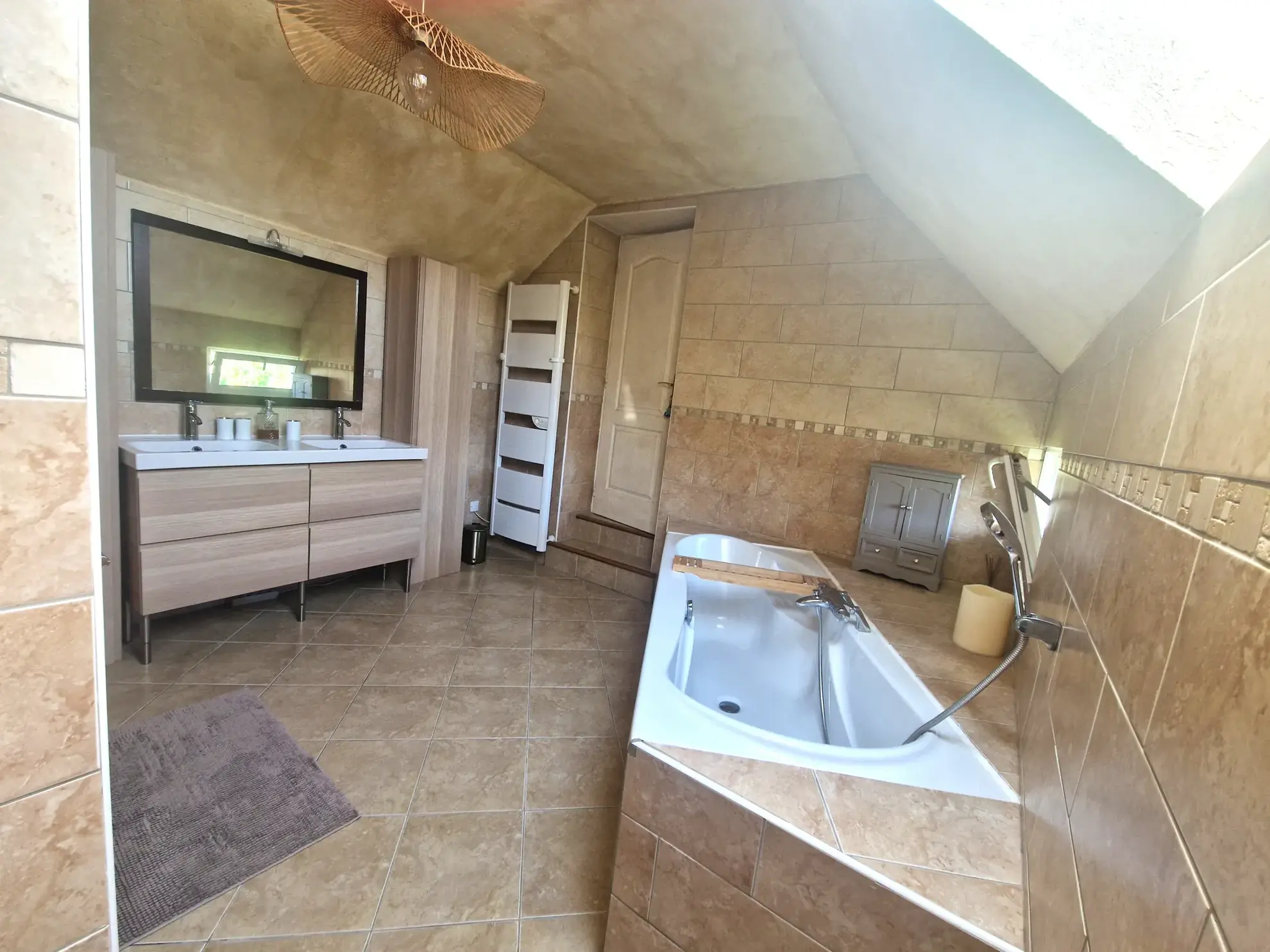 Maison charmante avec jardin et dépendances à Charmoy - 167 m² 