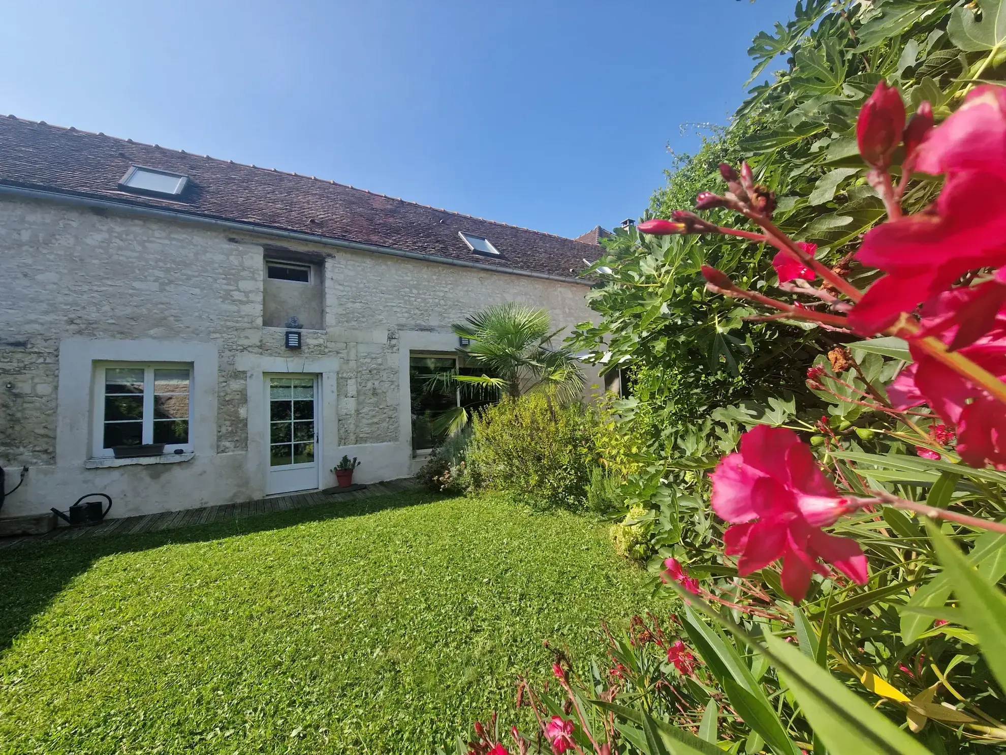 Maison charmante avec jardin et dépendances à Charmoy - 167 m²