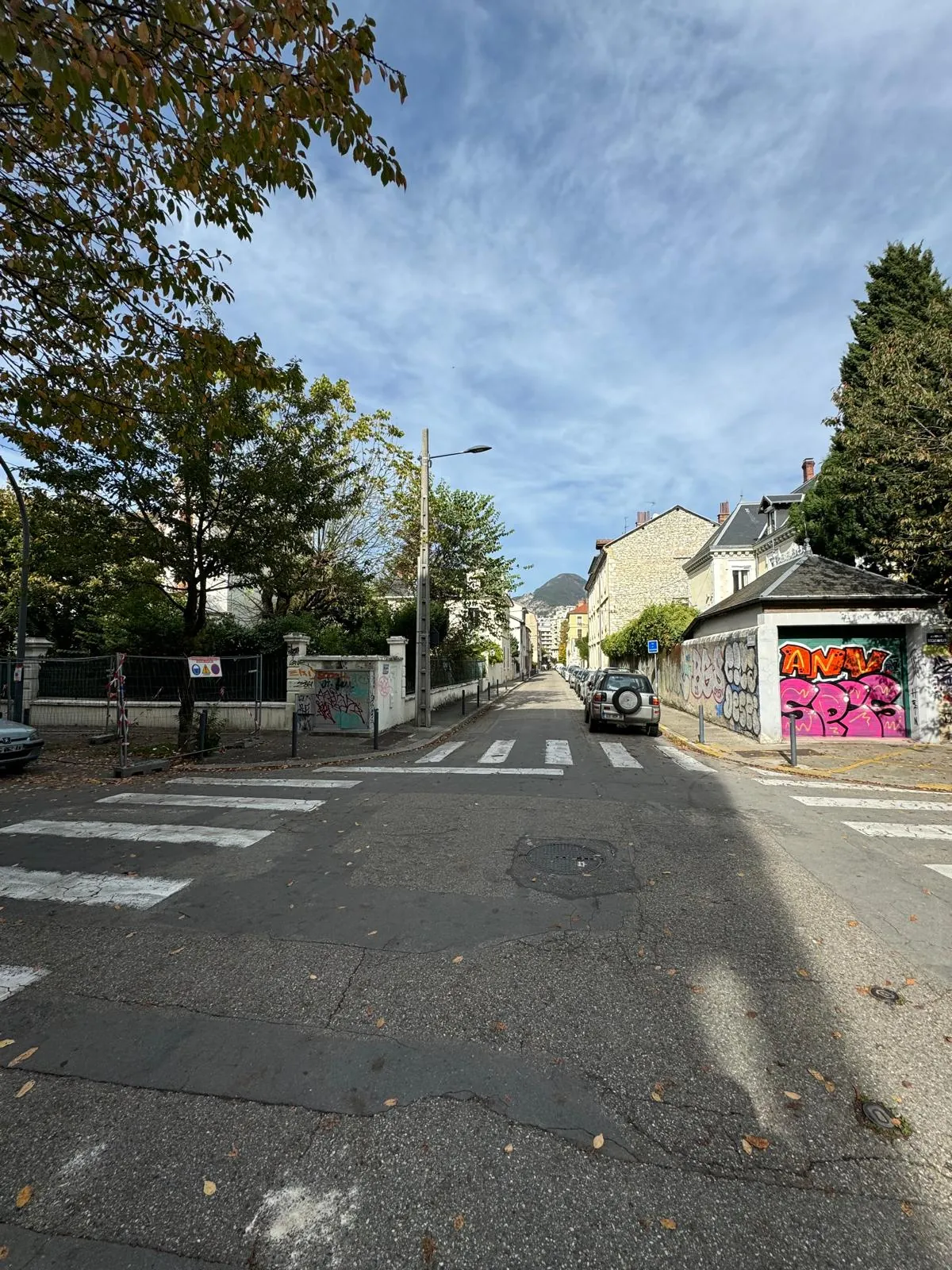 Local polyvalent de 60 m² à Grenoble avec potentiel de transformation en appartement 