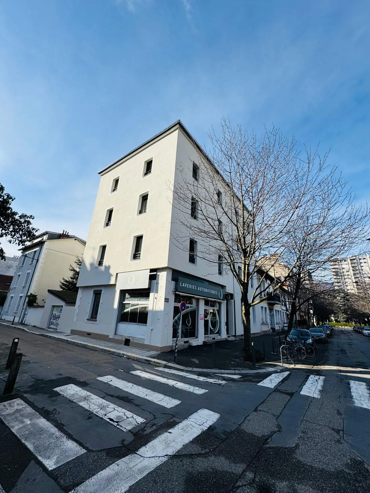 Local polyvalent de 60 m² à Grenoble avec potentiel de transformation en appartement 