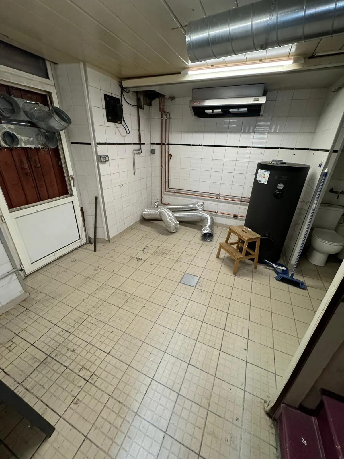 Local polyvalent de 60 m² à Grenoble avec potentiel de transformation en appartement 