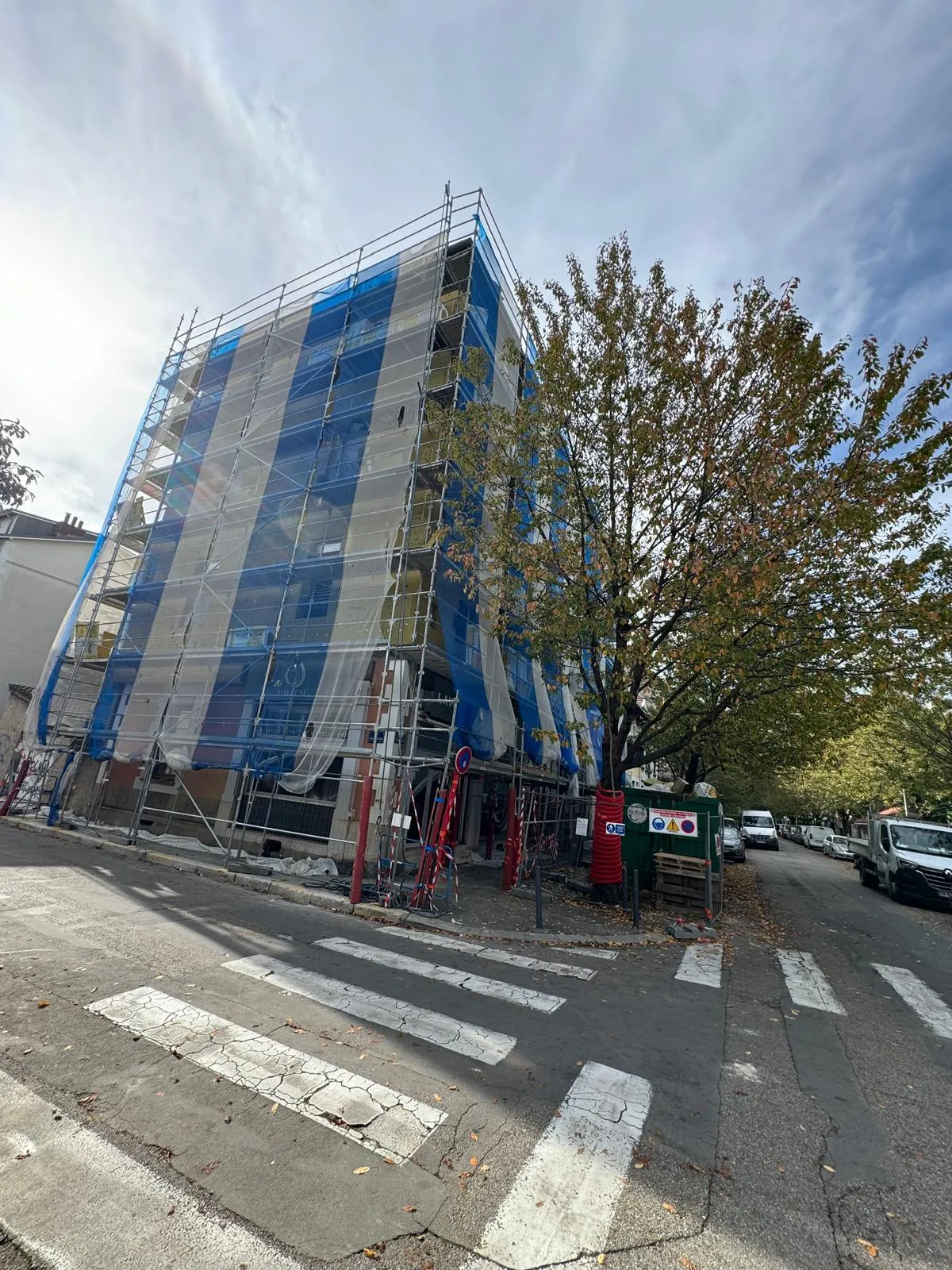 Local polyvalent de 60 m² à Grenoble avec potentiel de transformation en appartement 