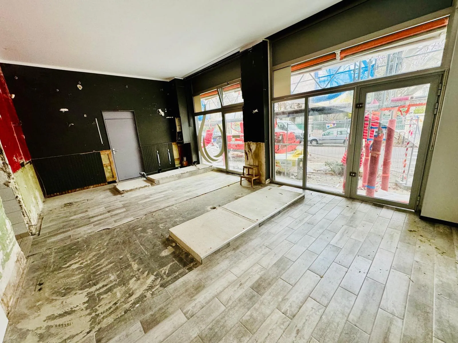 Local polyvalent de 60 m² à Grenoble avec potentiel de transformation en appartement 