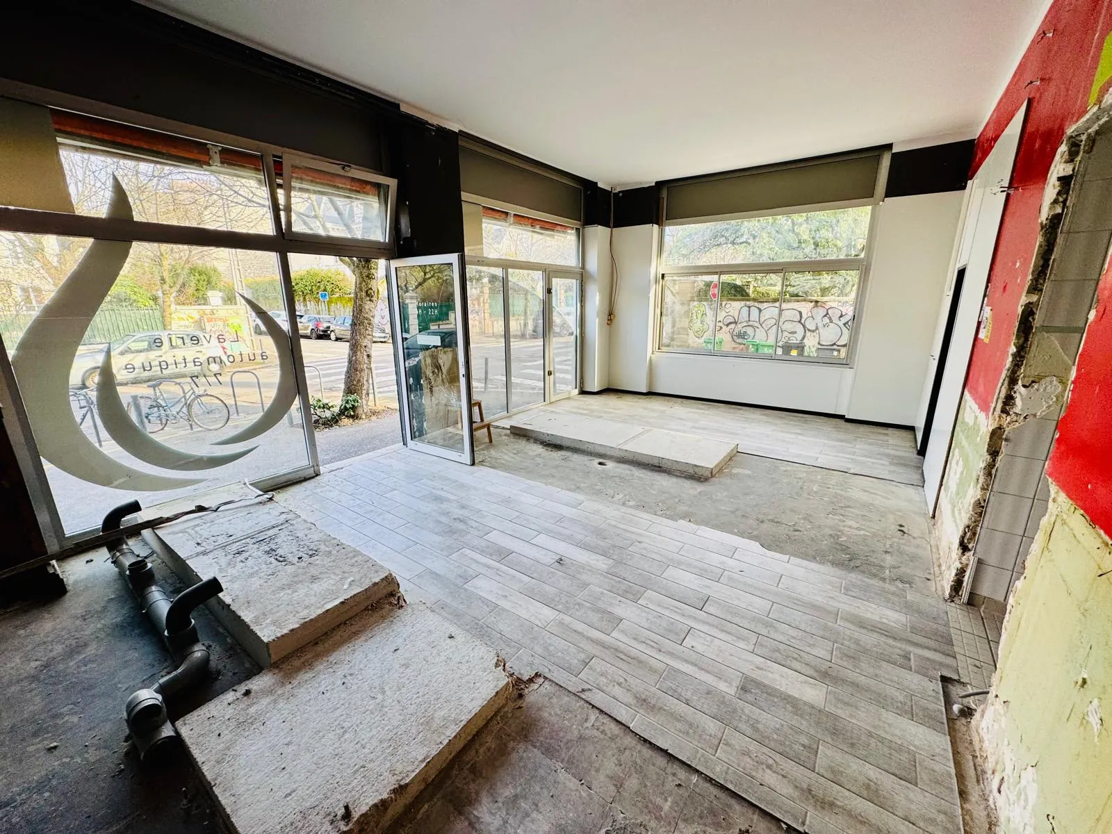 Local polyvalent de 60 m² à Grenoble avec potentiel de transformation en appartement 