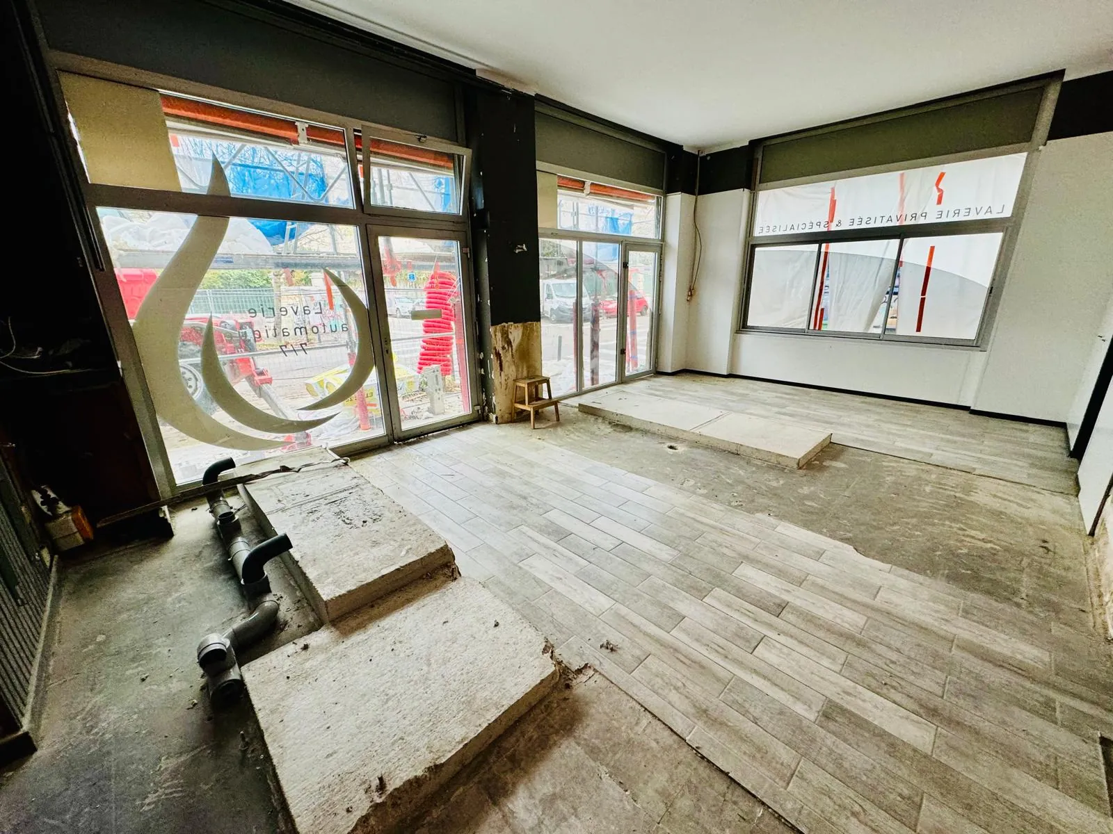 Local polyvalent de 60 m² à Grenoble avec potentiel de transformation en appartement 