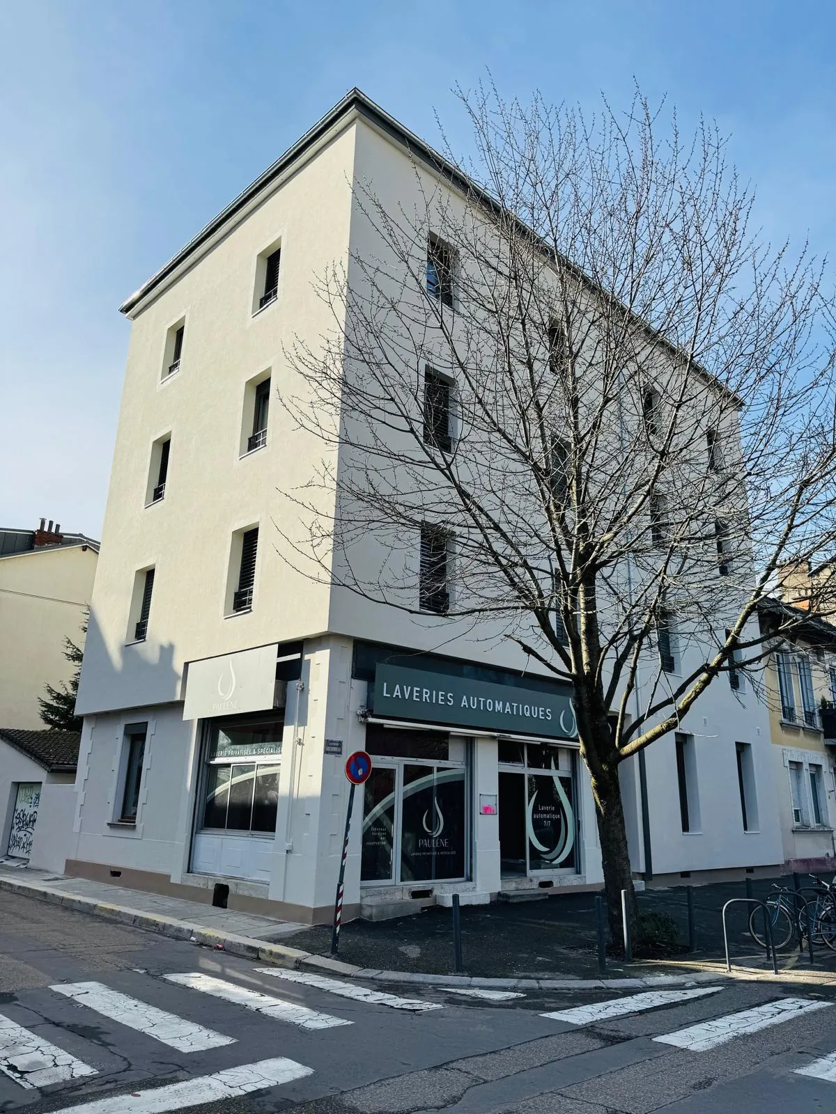 Local polyvalent de 60 m² à Grenoble avec potentiel de transformation en appartement 