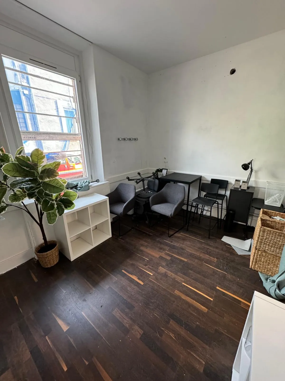 Local polyvalent de 60 m² à Grenoble avec potentiel de transformation en appartement 