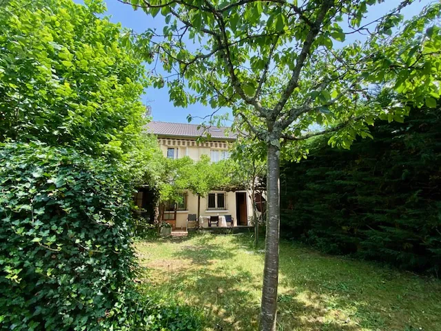Maison familiale avec jardin et terrasse à Vichy - 145 m² 