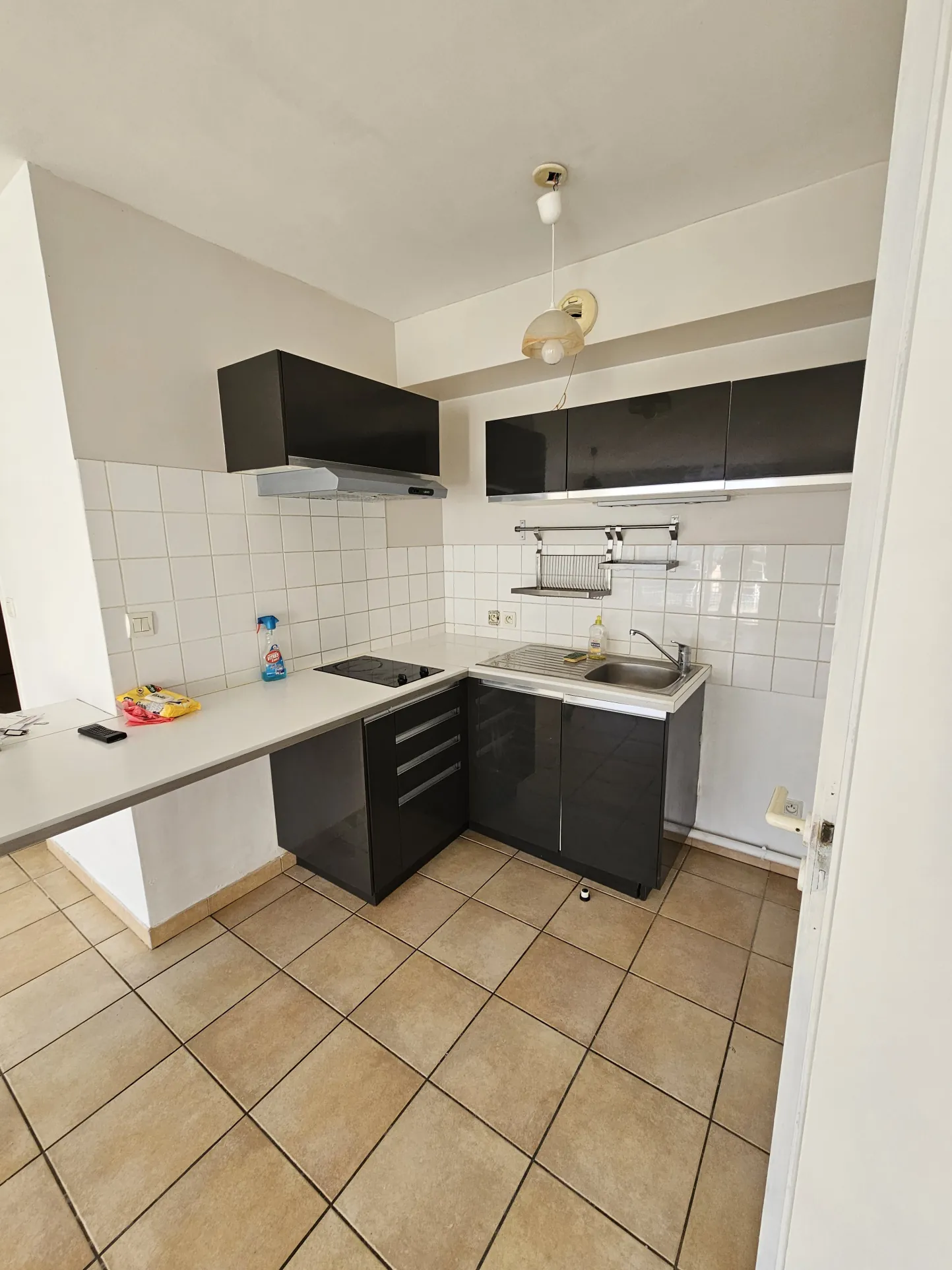 Appartement F1 lumineux avec terrasse et parking à Bourgès près de la gare 