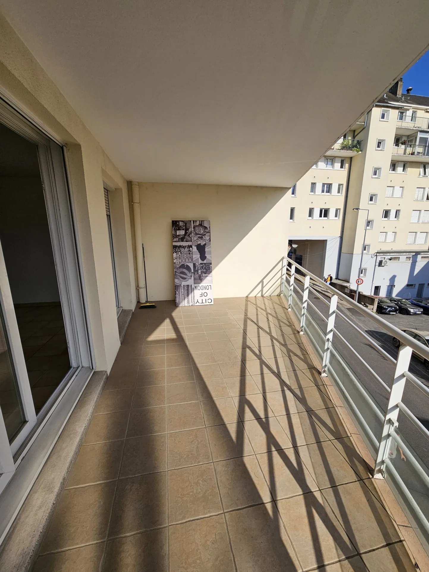 Appartement F1 lumineux avec terrasse et parking à Bourgès près de la gare 