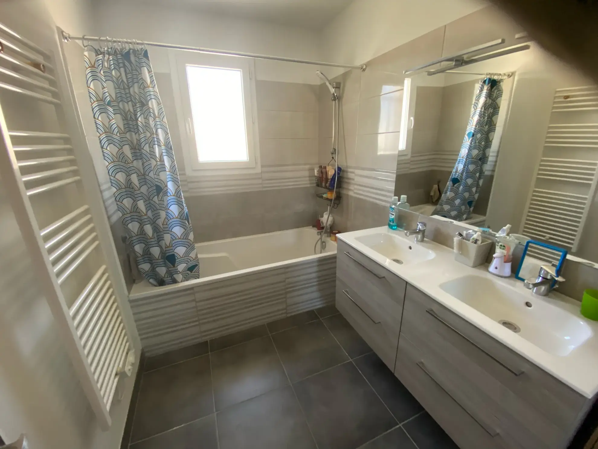 Belle villa de plain-pied avec piscine et terrasse à Saint Hilaire de Brethmas 