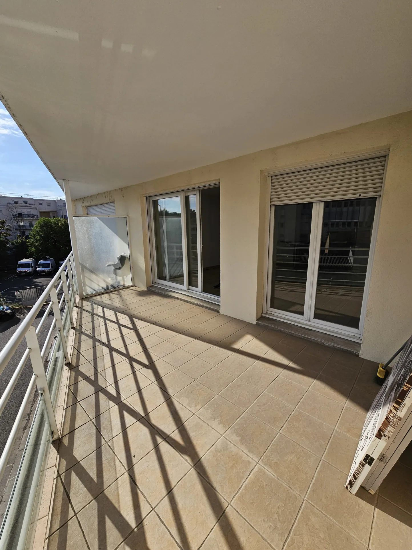 Appartement F1 lumineux avec terrasse et parking à Bourgès près de la gare