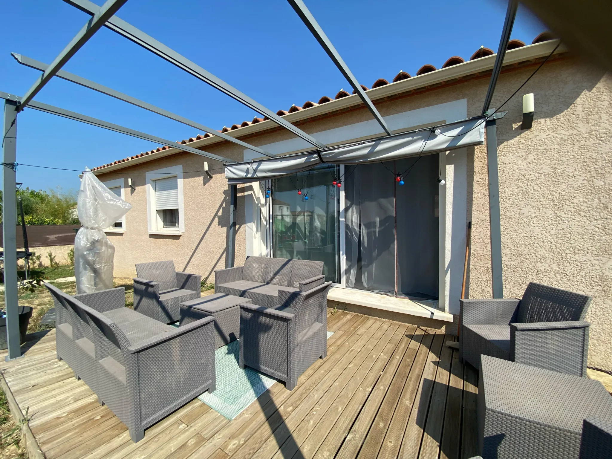 Maison moderne de plain-pied avec piscine, terrasse et garage à Saint Hilaire de Brethmas
