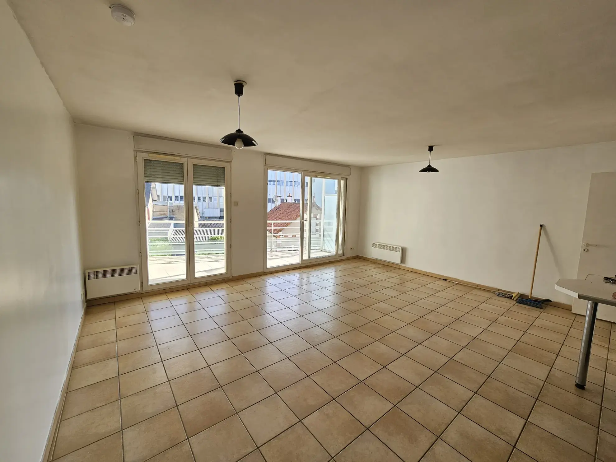 Appartement F1 lumineux avec terrasse et parking à Bourgès près de la gare 