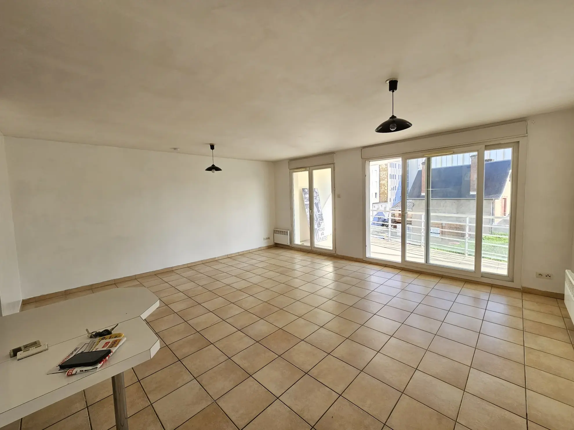 Appartement F1 lumineux avec terrasse et parking à Bourgès près de la gare 