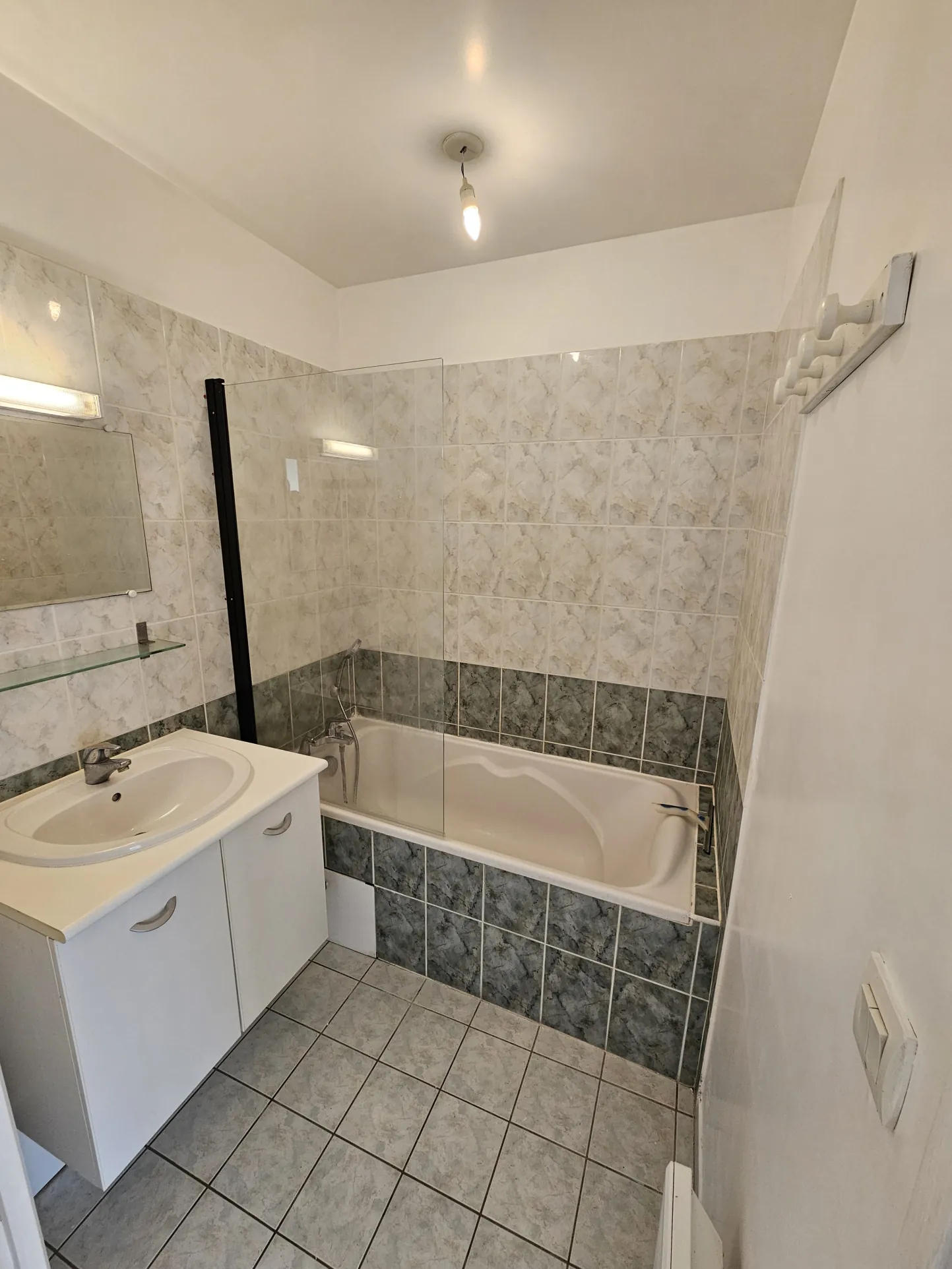 Appartement F1 lumineux avec terrasse et parking à Bourgès près de la gare 