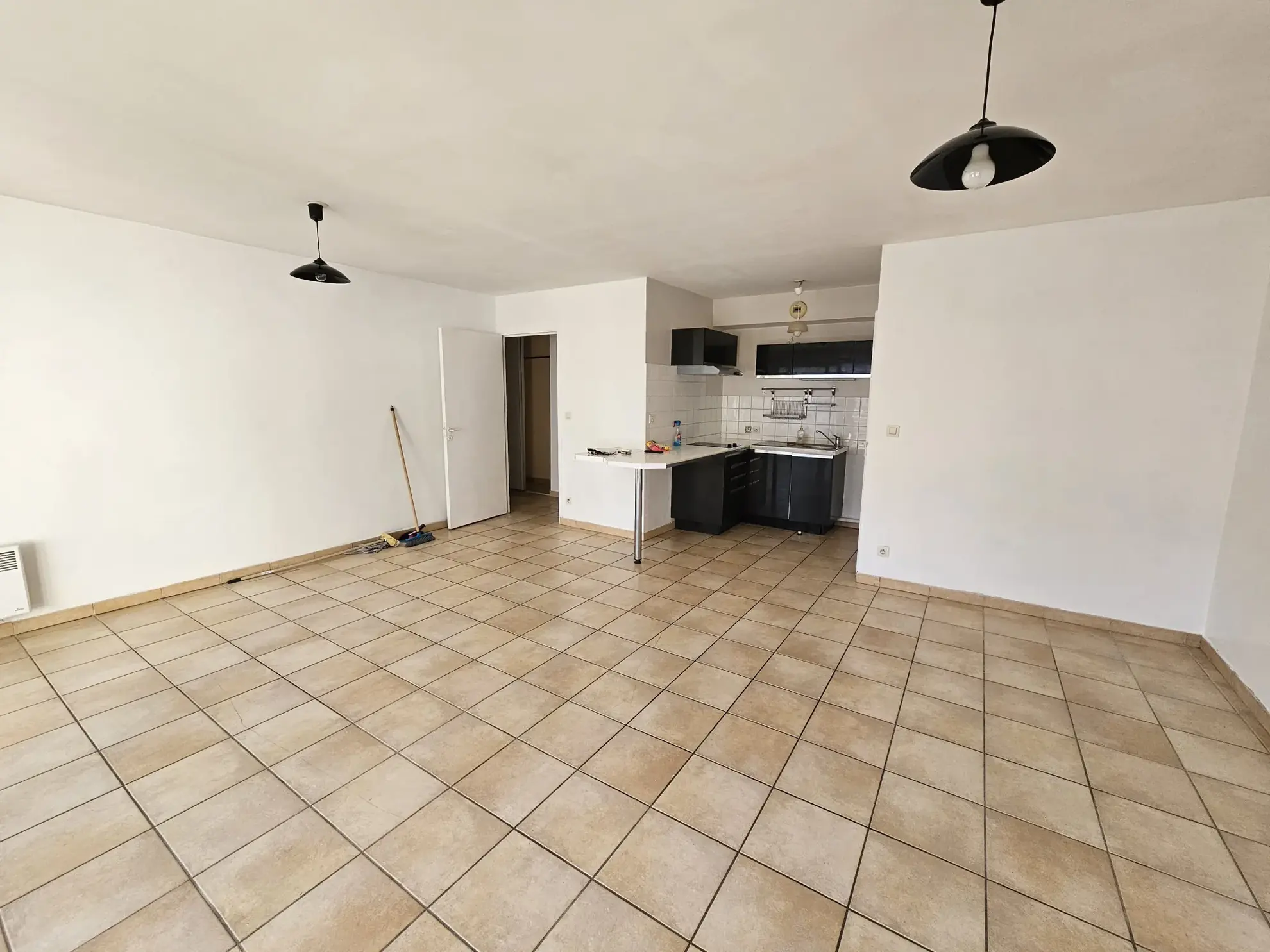 Appartement F1 lumineux avec terrasse et parking à Bourgès près de la gare 