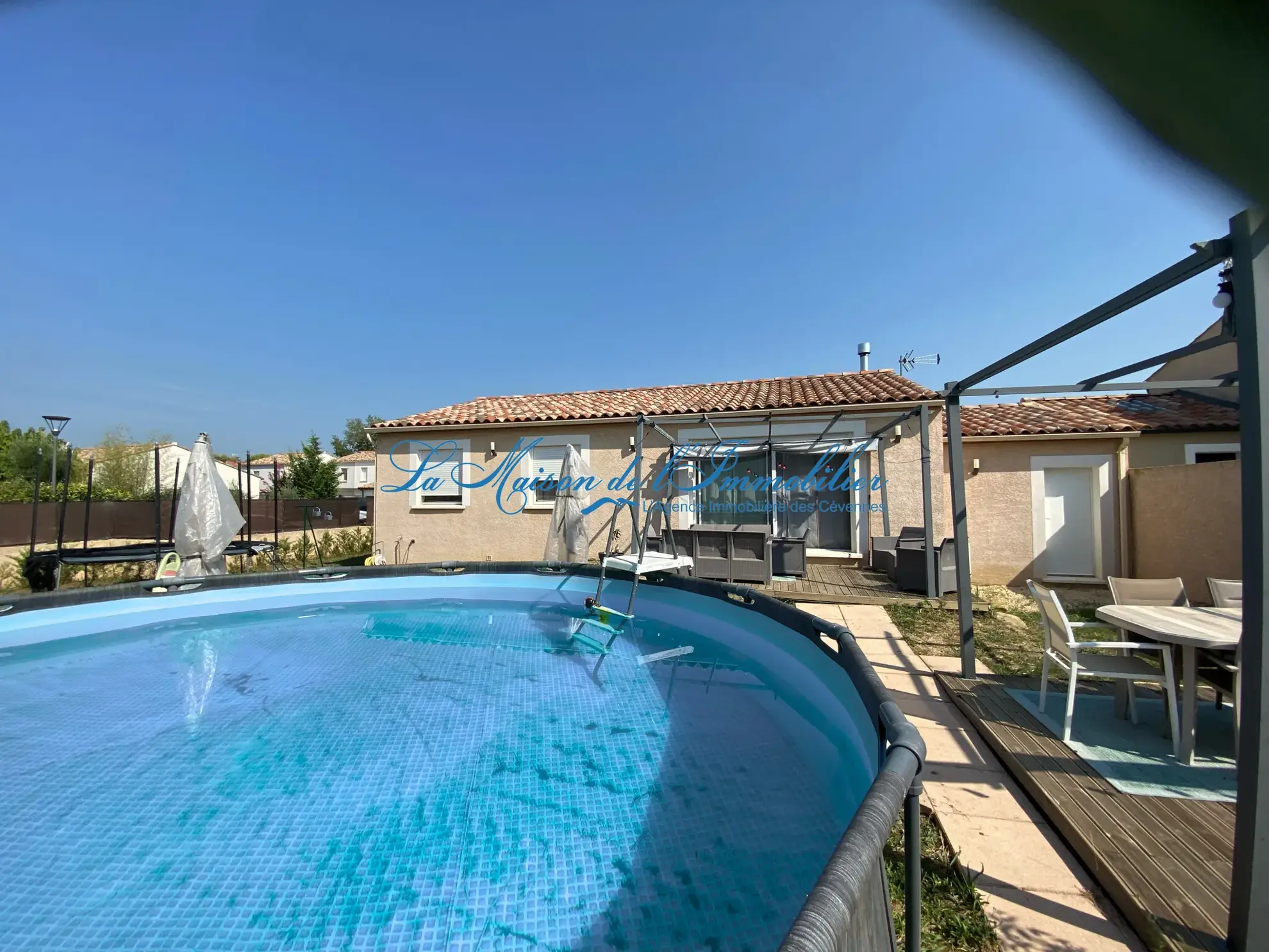 Belle villa de plain-pied avec piscine et terrasse à Saint Hilaire de Brethmas 