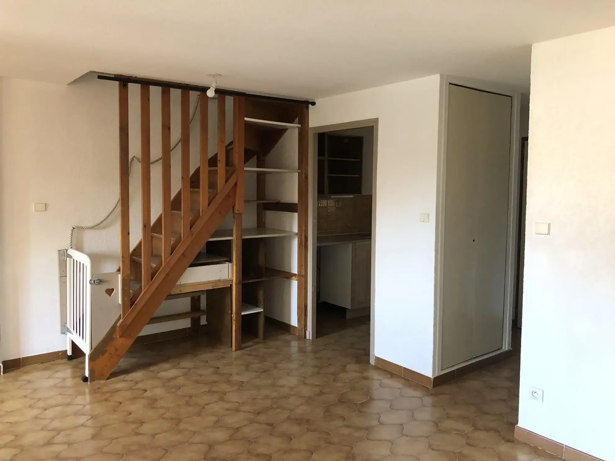 Duplex en vente à Pin Rolland, Saint-Mandrier-sur-Mer avec terrasse et potentiel 