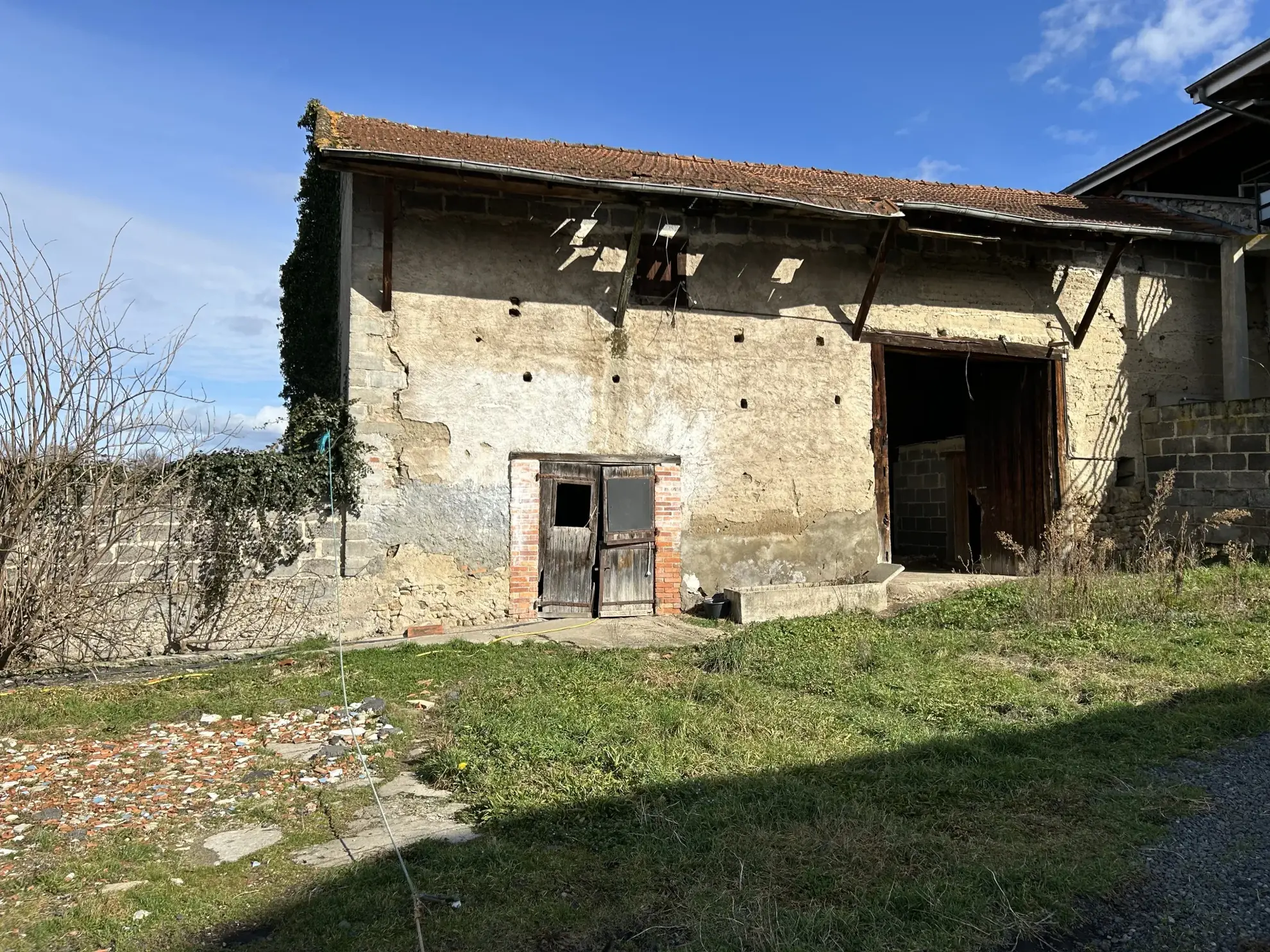 Charmante maison de 110m² avec terrain et dépendances à Puy Guillaume 